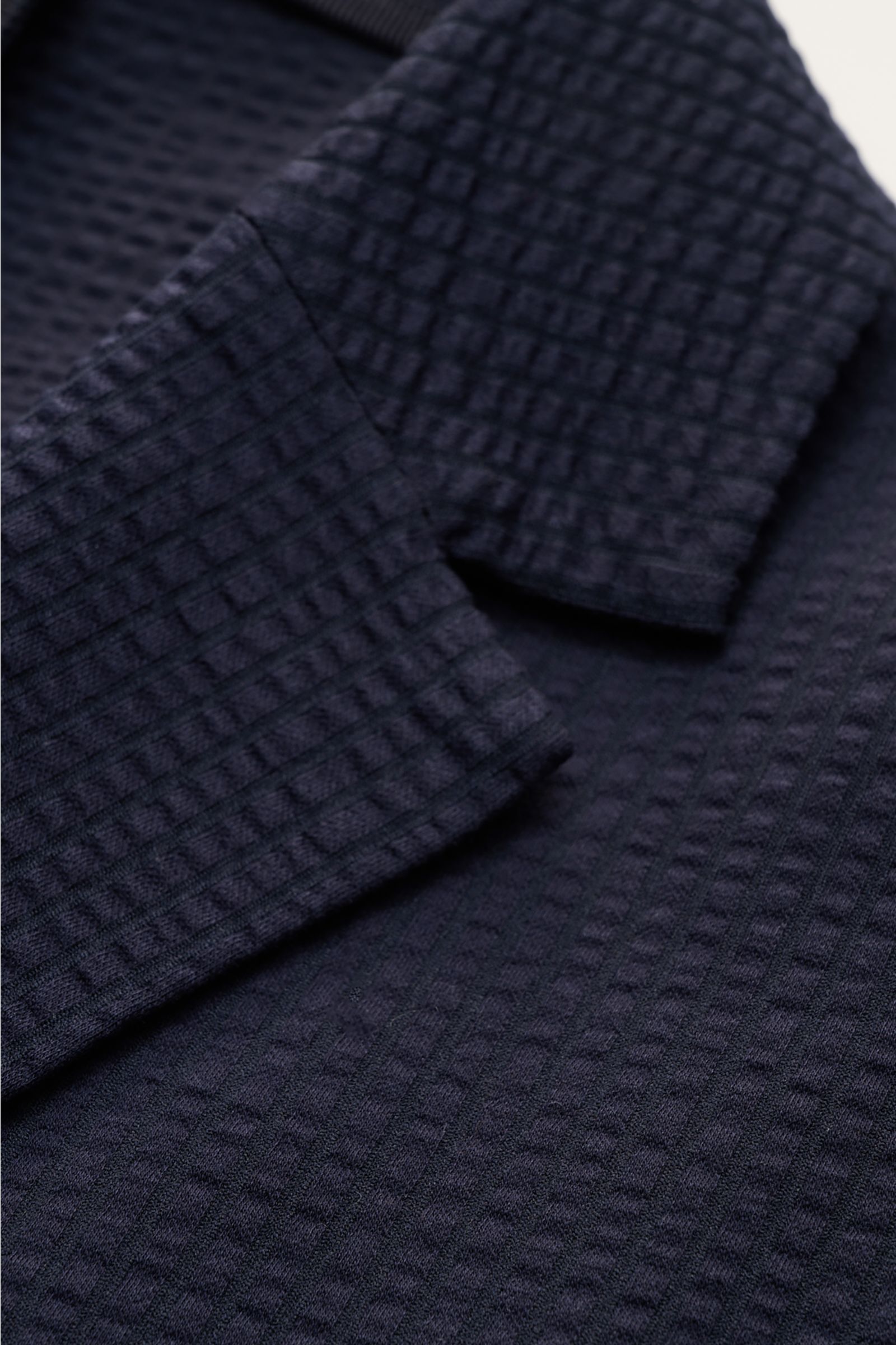 Close-up of the navy seersucker fabric and step lapel of the Harris Wharf London Seersucker blazer navy, photographed from above.

Style and unbeatable comfort: This sporty blazer in an unconstructed design by HARRIS WHARF LONDON is made of a cotton bl