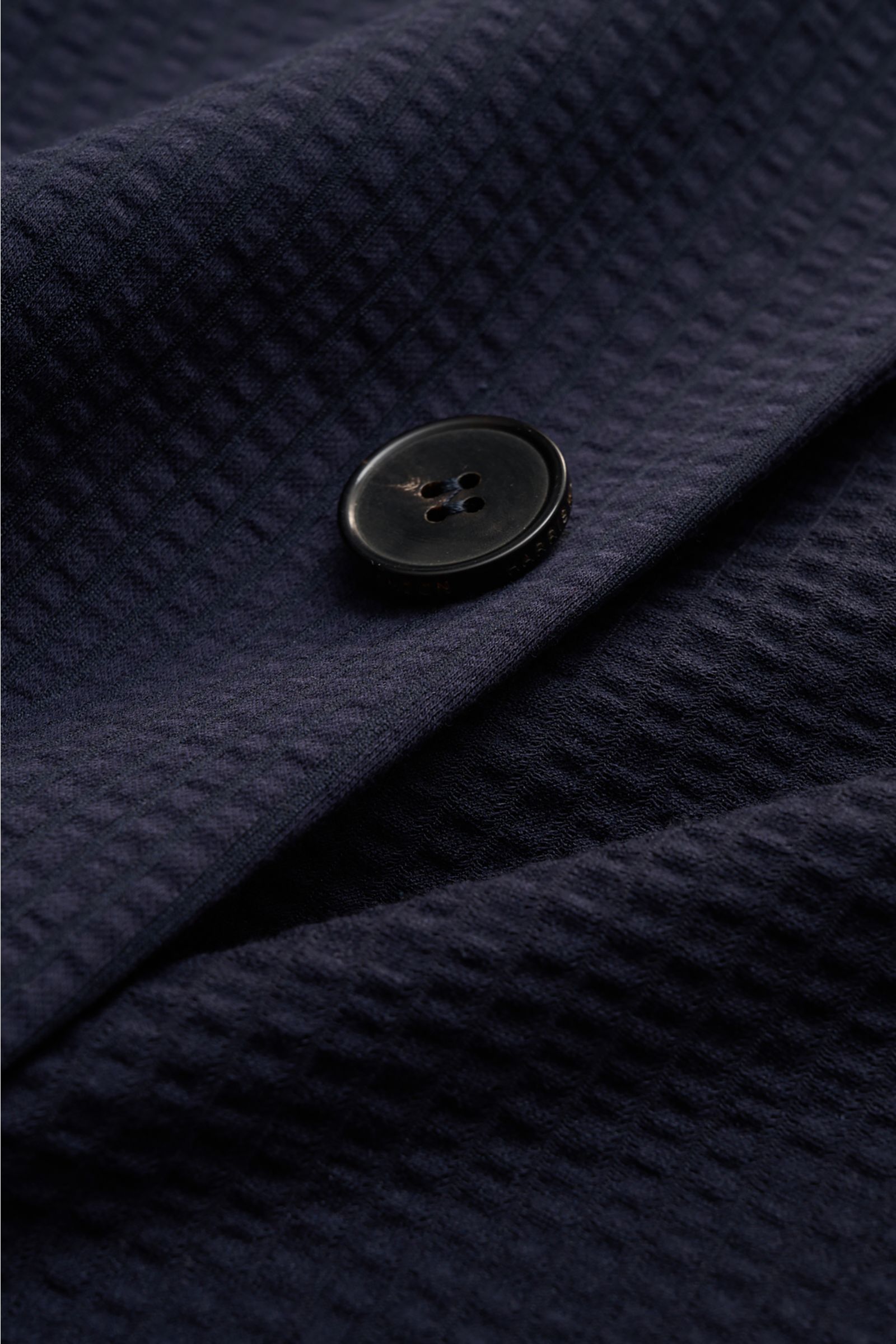 Close-up front view of Harris Wharf London Seersucker blazer navy showing textured seersucker cotton blend fabric and black button.

Style and unbeatable comfort: This sporty blazer in an unconstructed design by HARRIS WHARF LONDON is made of a cotton 