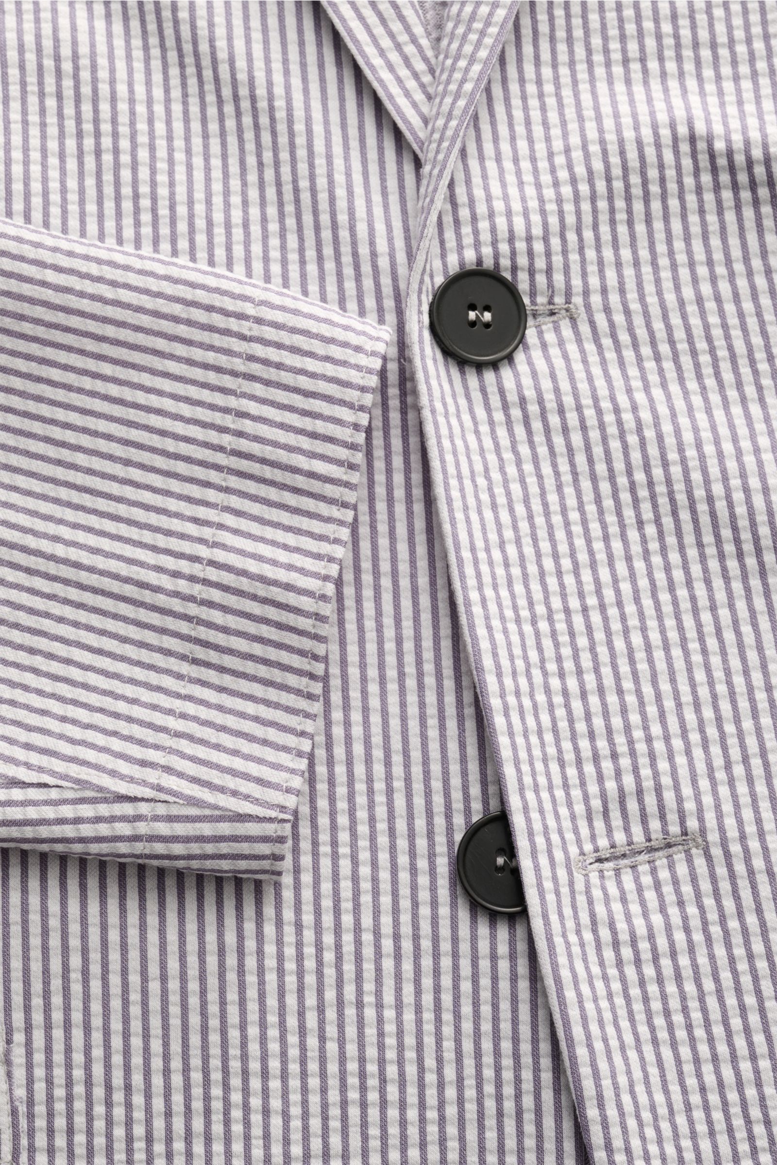 Nahaufnahme von Harris Wharf London Seersucker-Blazer grau/weiß gestreift, Slim Fit, Unconstructed-Design, Zwei-Knopf-Stil, fallendes Revers.