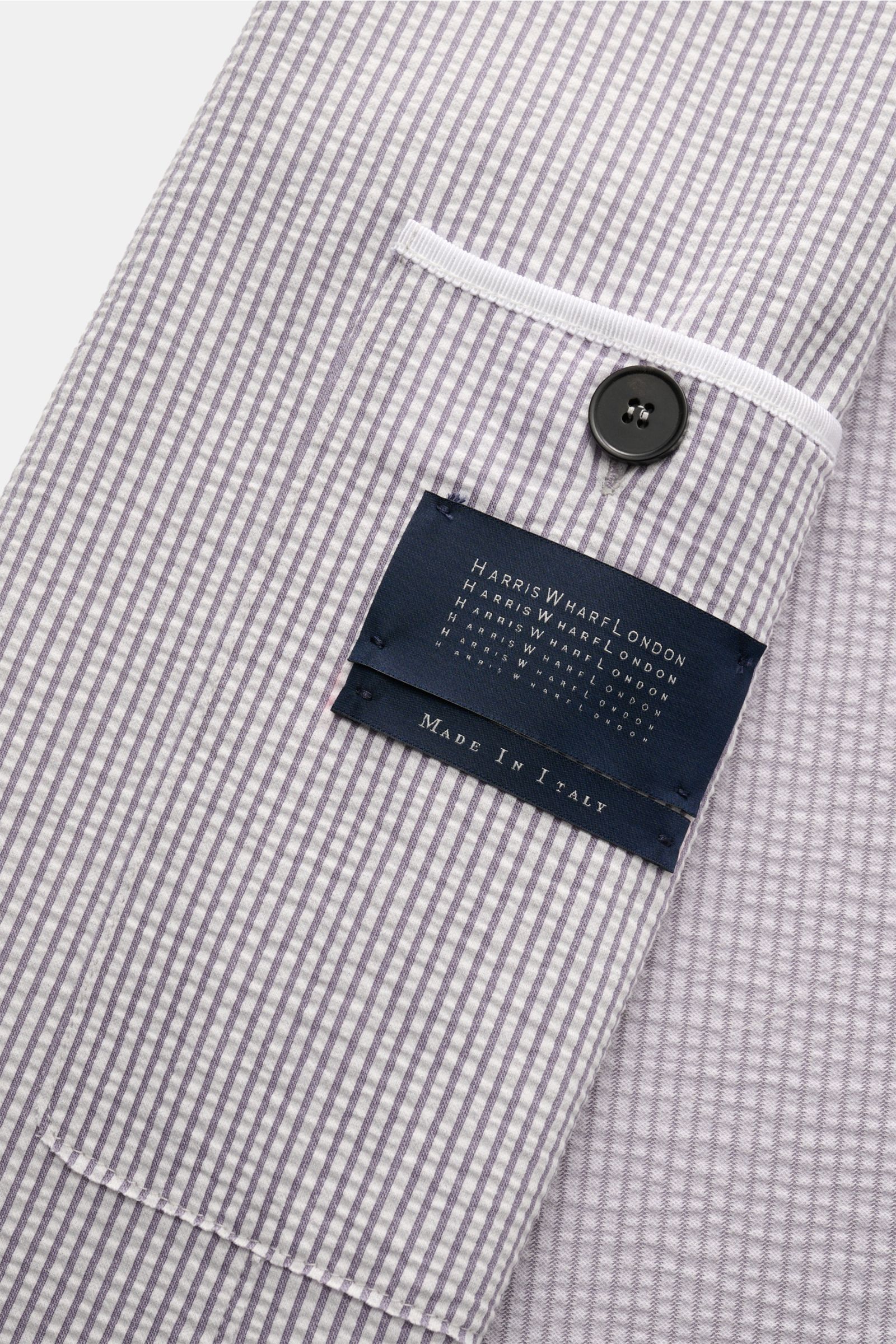 Close-up inside view of Harris Wharf London Seersucker blazer grey/white striped showing label, button, and pocket details.

Style and unbeatable comfort: This sporty blazer in an unconstructed design by HARRIS WHARF LONDON is made of a cotton blend in