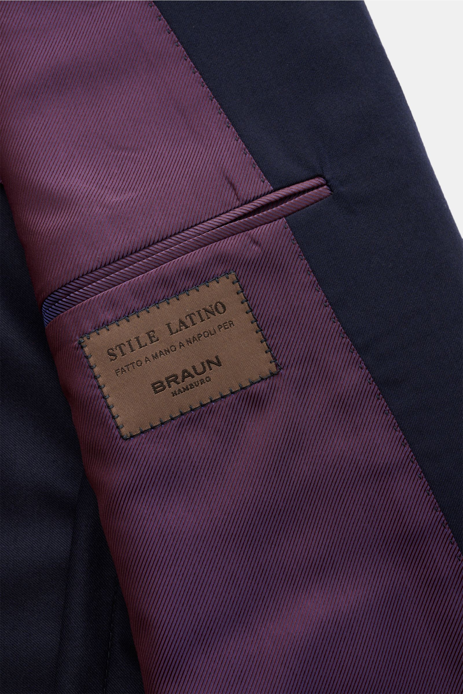 Close-up inside view of the Stile Latino Sakko 'Vincenzo' dark navy showing purple striped lining, inner pocket, and label. The lightweight Stile Latino Sakko 'Vincenzo' dark navy features a slim fit, three-button style, pure wool gabardine, soft touch, t