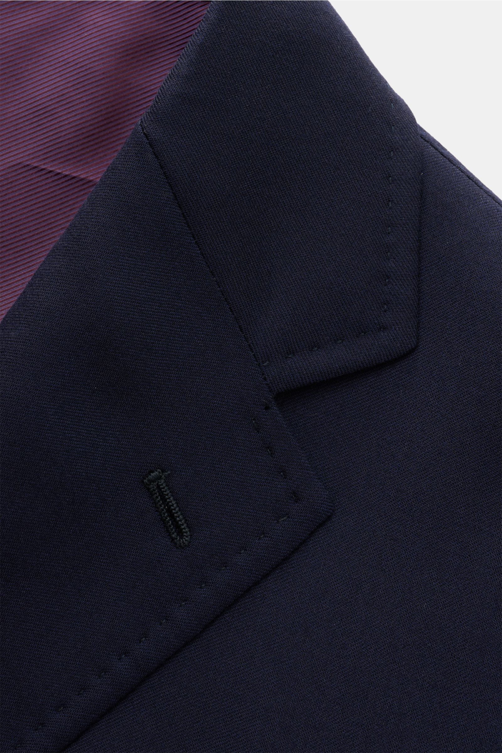 Close-up of the lapel and collar of the Stile Latino Sakko 'Vincenzo' dark navy, photographed from a top-front angle. Das leichte Sakko 'Vincenzo' von STILE LATINO im Drei-Knopf-Stil überzeugt mit zeitloser Raffinesse, edler Wolle und bester italienischer