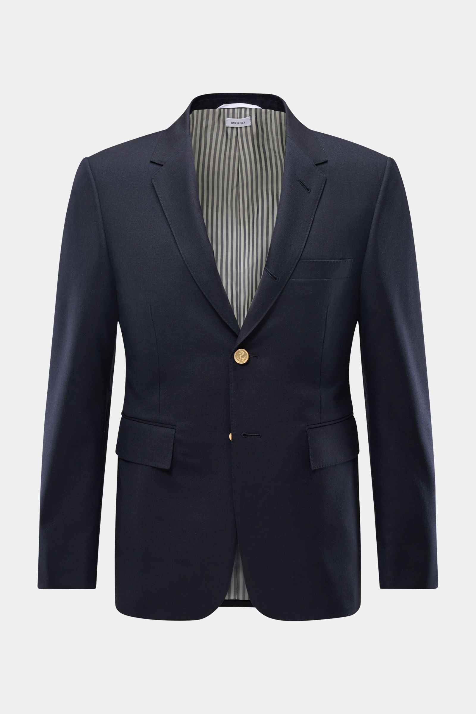 Frontale Nahaufnahme des Thom Browne Sakko navy, maritim monochrom mit tailliertem Drei-Knopf-Stil aus reiner Wolle, goldenen Kissing Buttons und gestreiftem Innenfutter.