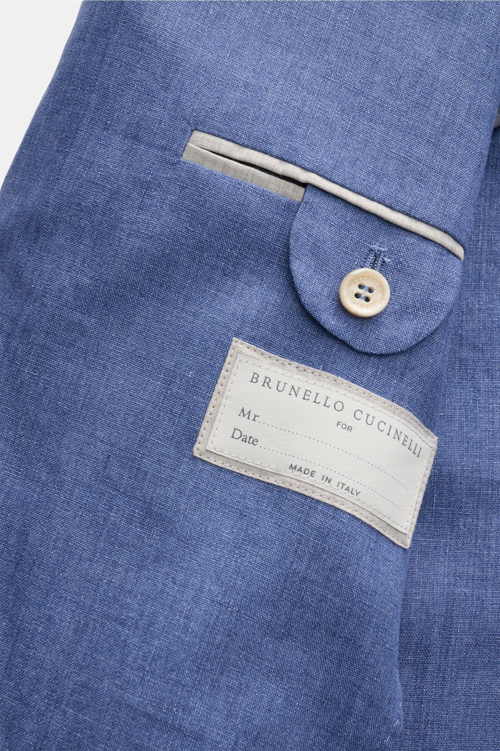 Close-up image showing the sleeve and pocket details of the Brunello Cucinelli Leinensakko graublau meliert, photographed from a side angle. Leicht, edel und mit unverwechselbarer Präsenz: Dieses melierte Drei-Knopf-Sakko von BRUNELLO CUCINELLI erhält sei
