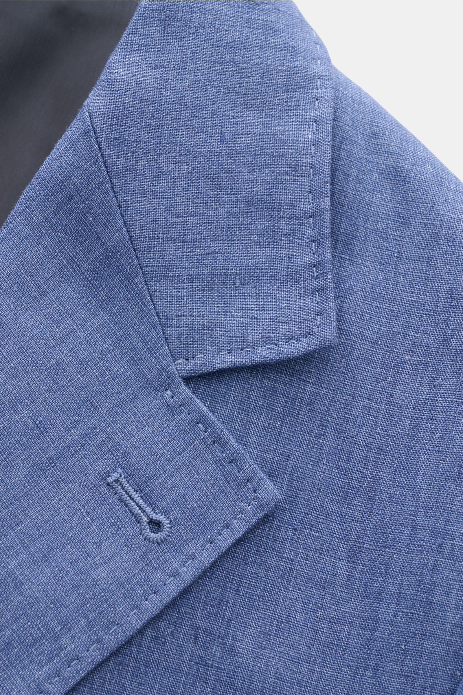 Close-up front-side view of the collar and lapel of the Brunello Cucinelli Leinensakko graublau meliert, showing its melierte three-button linen fabric with denim look, soft texture, and detailed stitching. Leicht, edel und mit unverwechselbarer Präsenz: 