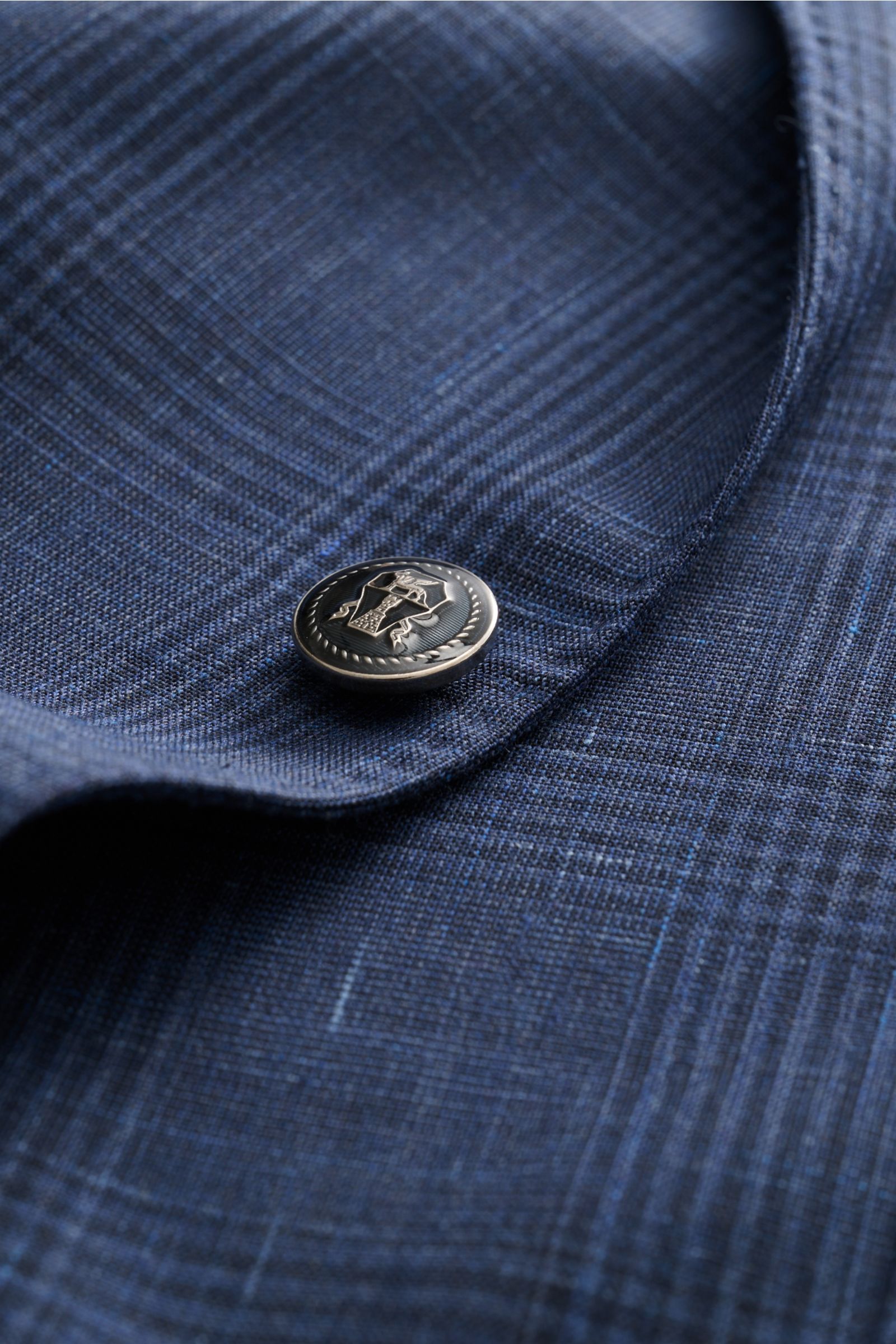 Close-up view of the Brunello Cucinelli Sakko navy/graublau kariert, showing detailed Prince-of-Wales check pattern, soft wool blend fabric, and embossed crest button on the lapel.