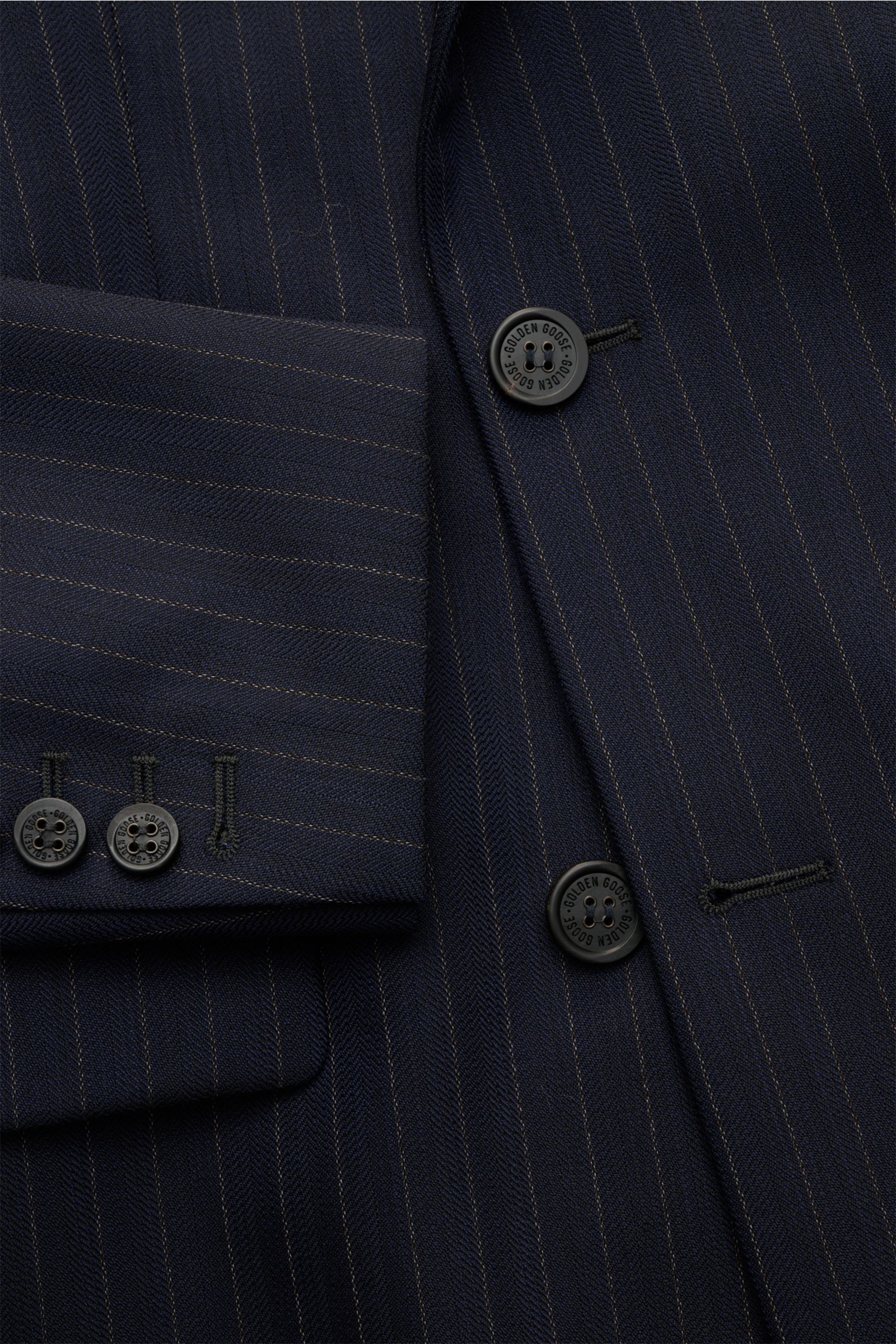 Golden Goose Sakko 'Dave' dark navy gestreift, Nahaufnahme von Front und Ärmel mit drei Knöpfen, feine Nadelstreifen, Slim Fit, Wollstruktur.