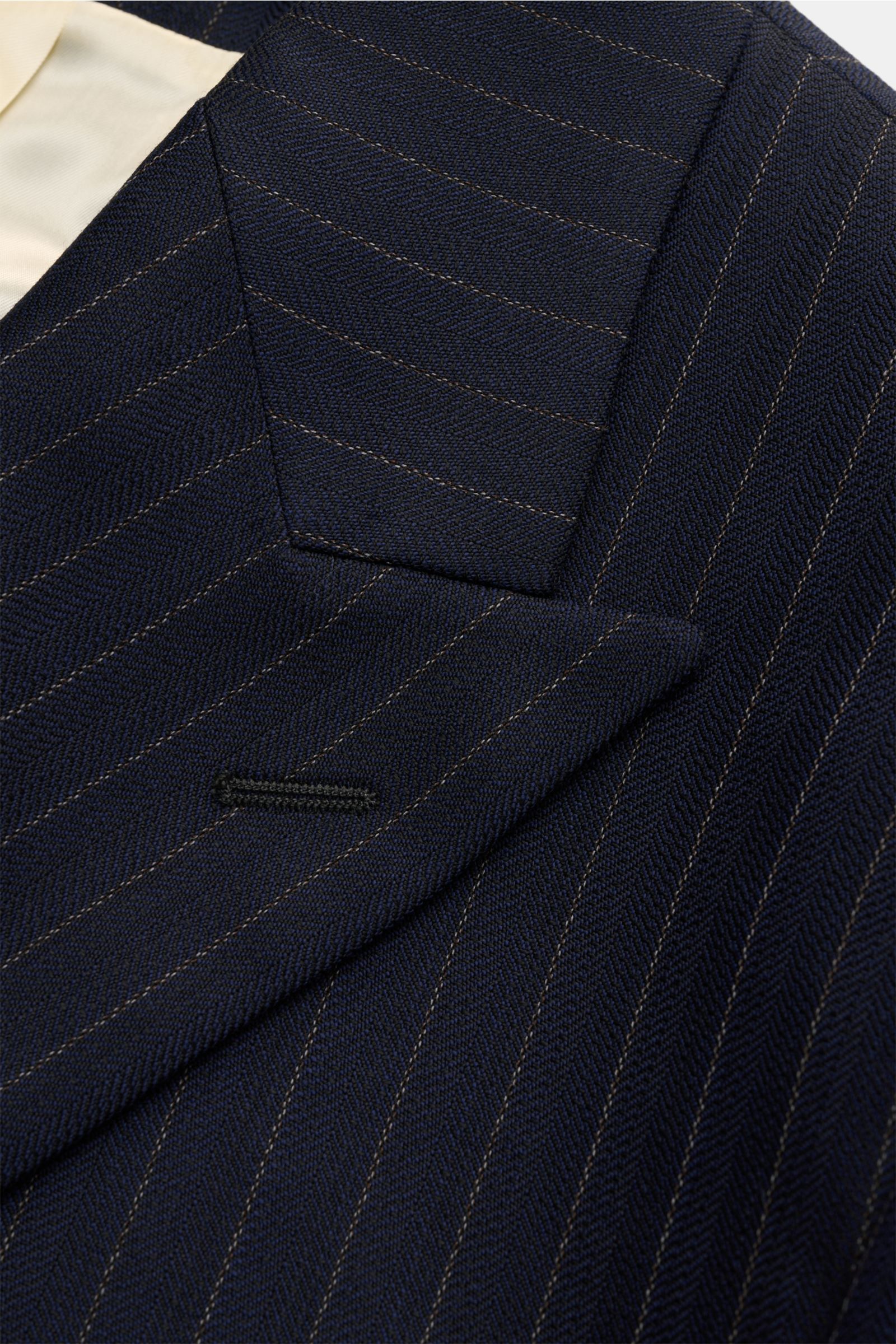 Nahaufnahme des spitzen Revers und feiner Nadelstreifen am Golden Goose Sakko 'Dave' dark navy gestreift aus Wollstrukturgewebe.