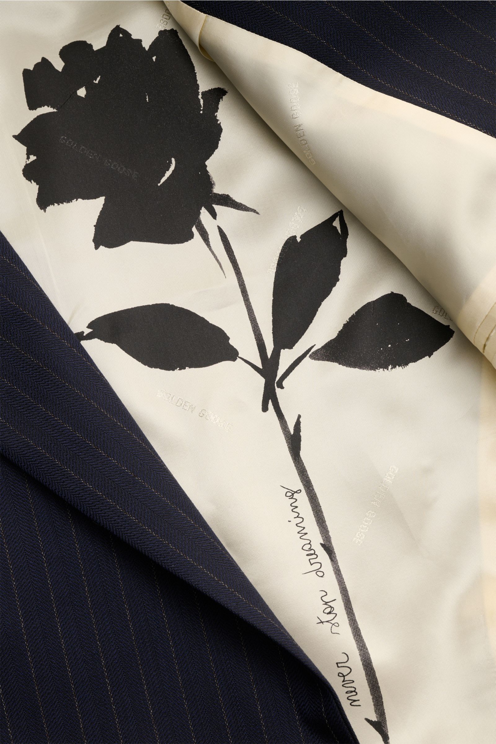 Golden Goose Sakko 'Dave' dark navy gestreift von innen fotografiert, zeigt feines Woll-Strukturgewebe und kontrastfarbenes Futter mit floralem Print.