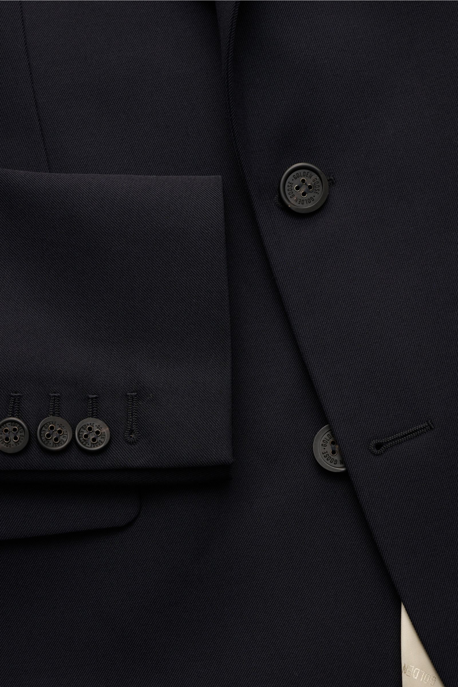 Golden Goose Sakko 'Milano' dark navy aus Microfaser und Wolle, Slim Fit, Knöpfe, Ärmel mit 4 Knöpfen, fallendes Revers, Detailfoto.