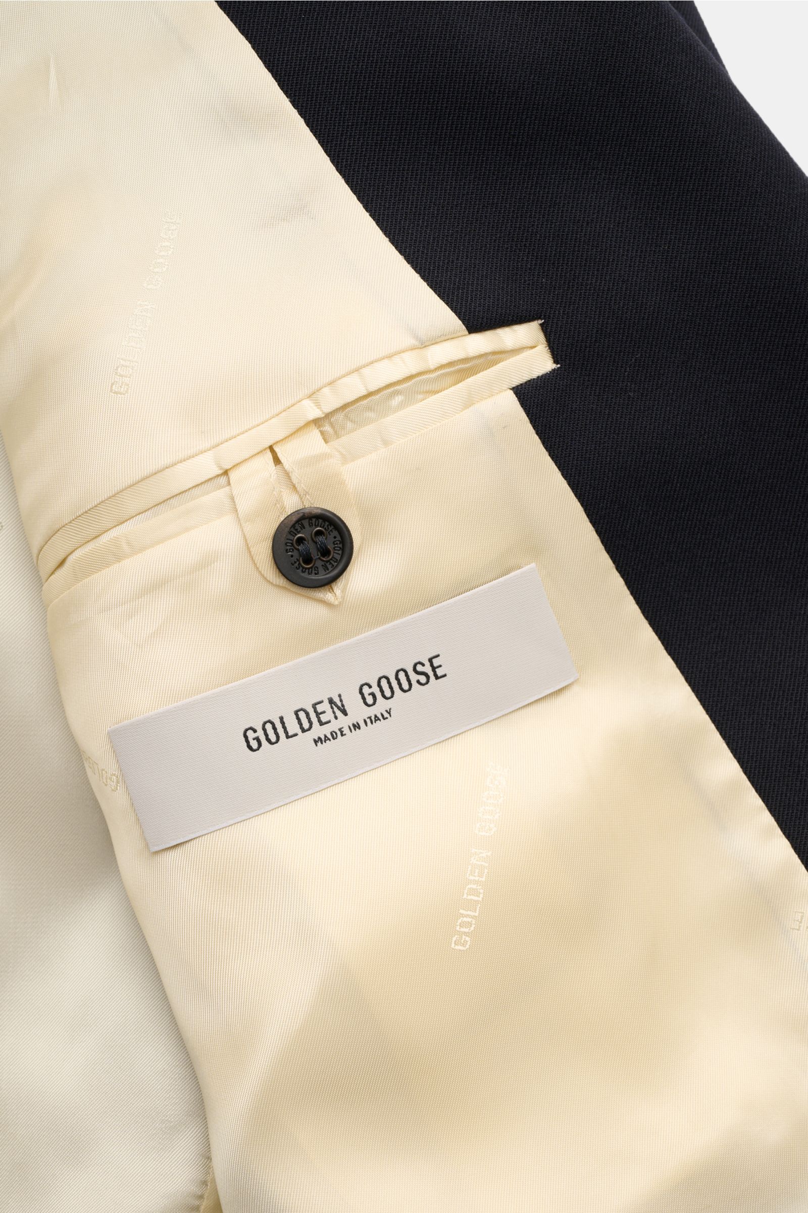 Innenansicht des Golden Goose Sakko 'Milano' dark navy mit kontrastfarbenem Futter, Innentasche mit Knopf und Label 'Golden Goose'.
