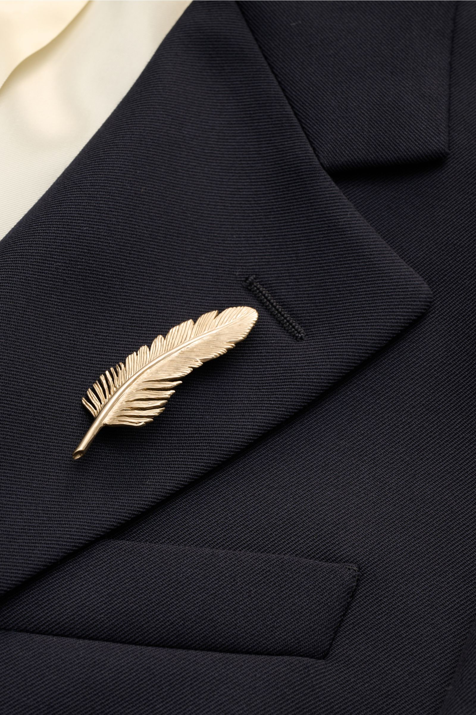 Golden Goose Sakko 'Milano' dark navy in Nahaufnahme von oben, Twill aus Microfaser/Wolle, Slim Fit, zwei-Knopf-Stil, Feder-Pin am Revers.