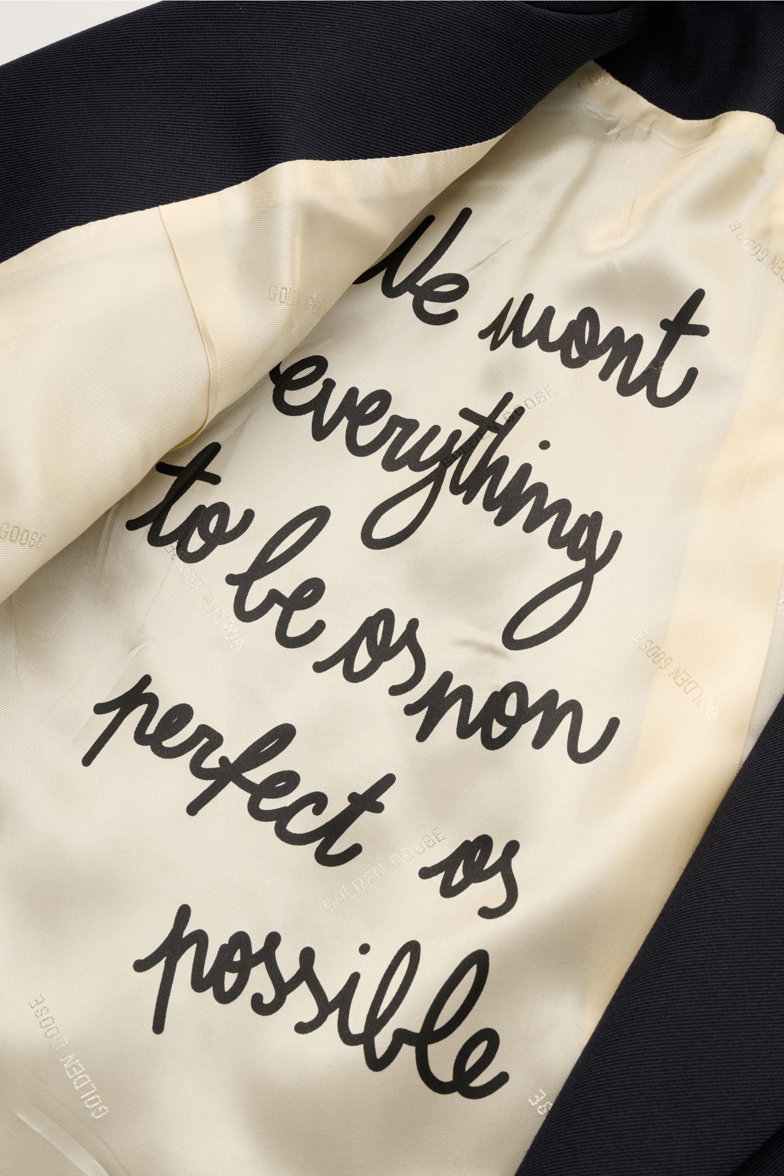 Golden Goose Sakko 'Milano' dark navy, Innenansicht mit cremefarbenem Futter, schwarzer Schrift und hochwertigem Microfaser-Woll-Twill.