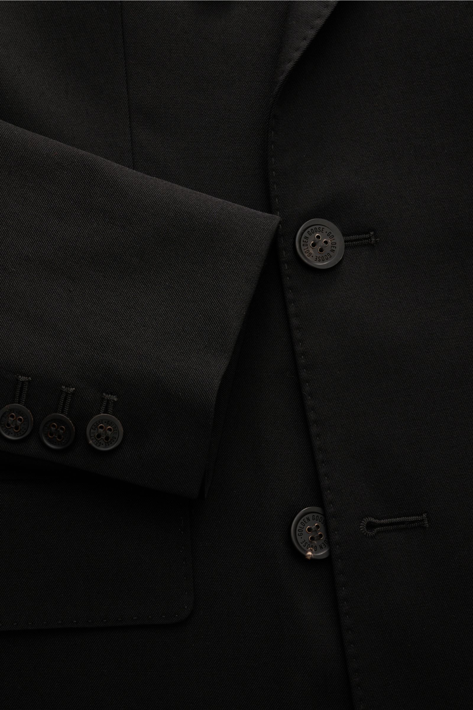 Golden Goose Sakko 'Dave' schwarz, Nahaufnahme von Ärmel und Knöpfen, edle Wollgabardine, Slim Fit, zweireihiger Drei-Knopf-Stil, Spitzrevers, hochwertige Details.