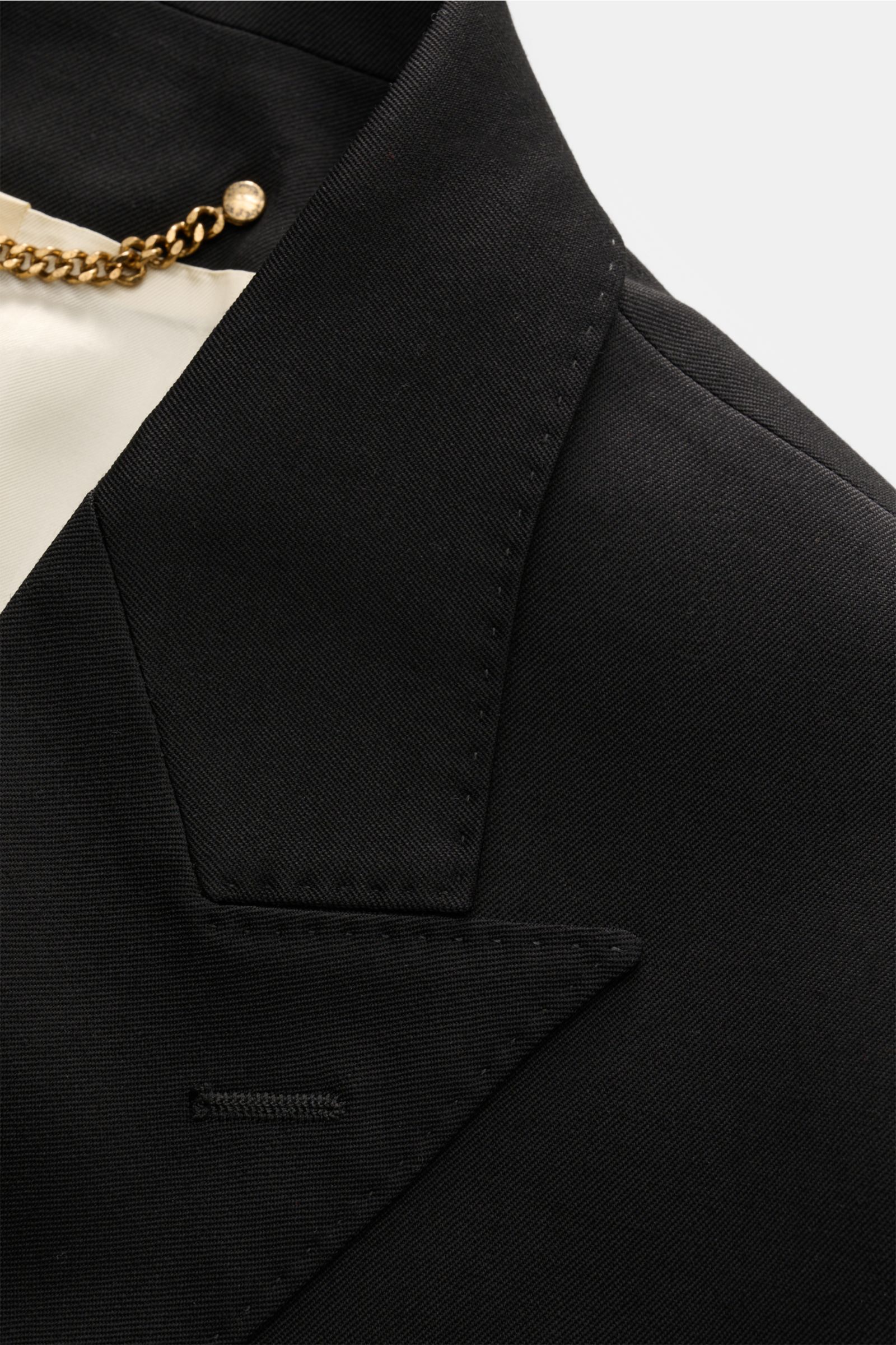 Schwarzes Golden Goose Sakko 'Dave' Slim Fit in Nahaufnahme von Revers und Schulter, italienische Wollgabardine, spitzes Revers, feine Details.