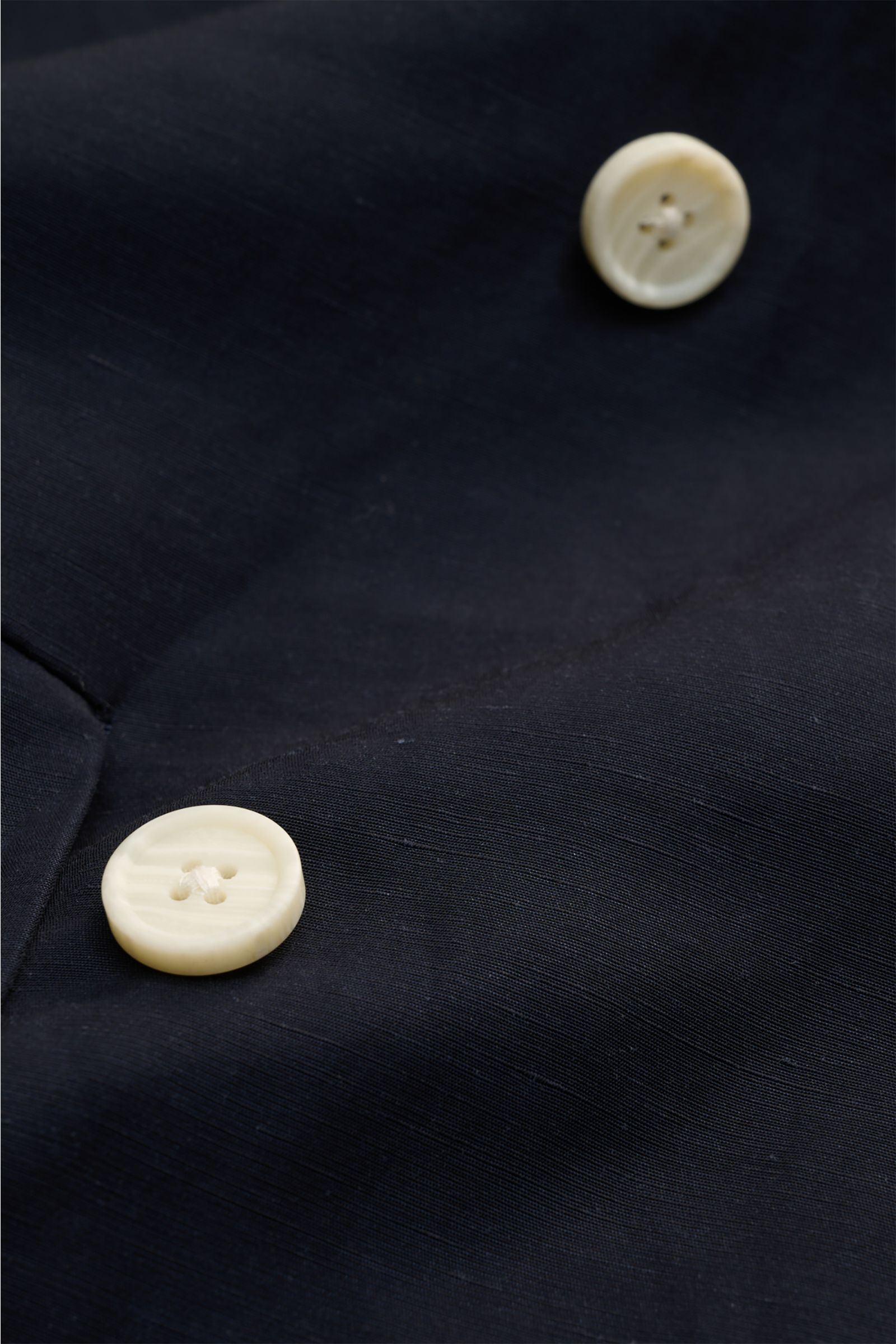 Emporio Armani Sakko dark navy in Nahaufnahme, leichte Viskose-Leinen-Mischung mit Struktur, helle Knöpfe, detailreich, elegante Oversized-Form.