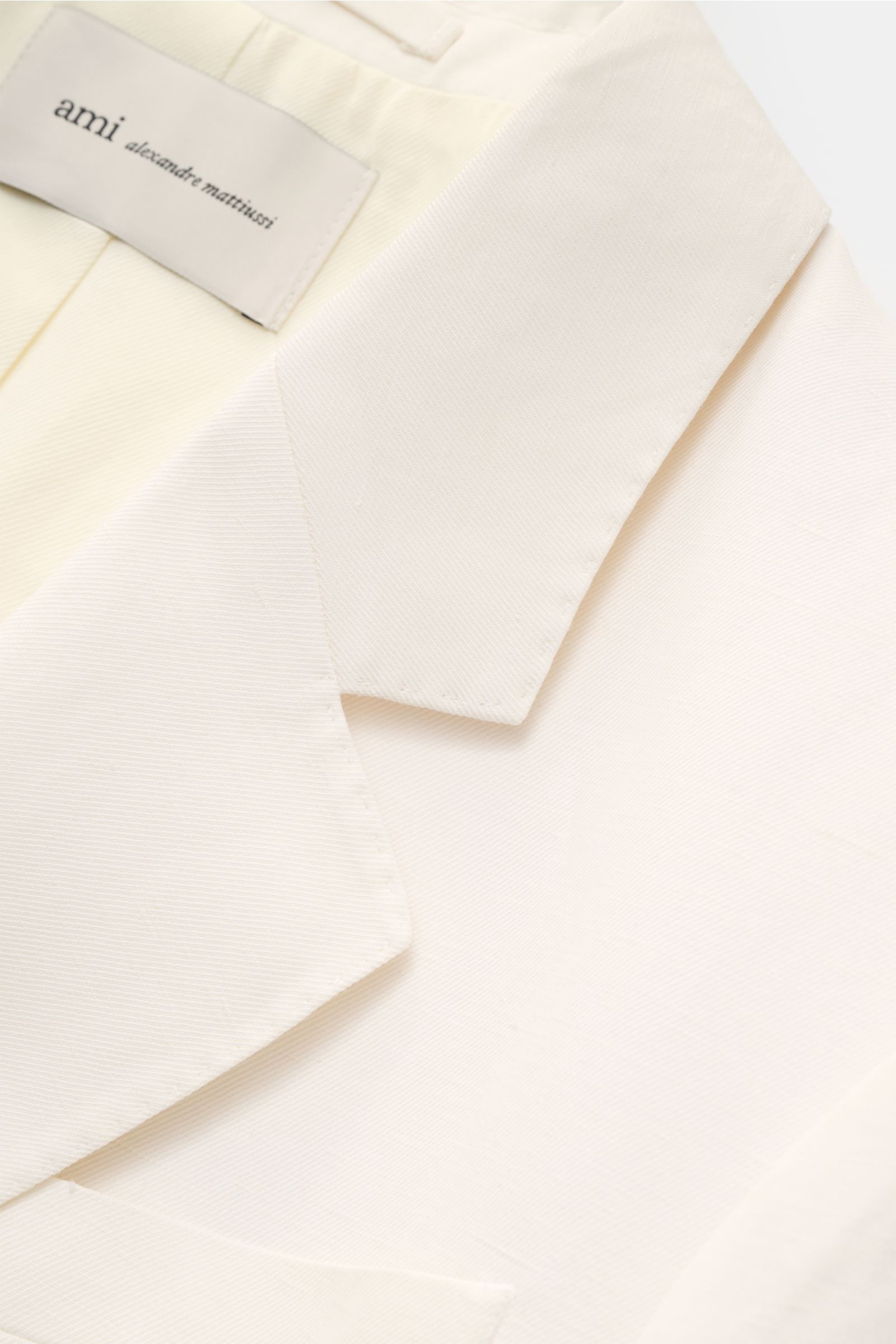 Ami Paris Sakko creme in Slim Fit, Detailansicht des fallenden Revers aus Viskose-Leinen-Mix, weicher Futterstoff erkennbar.
