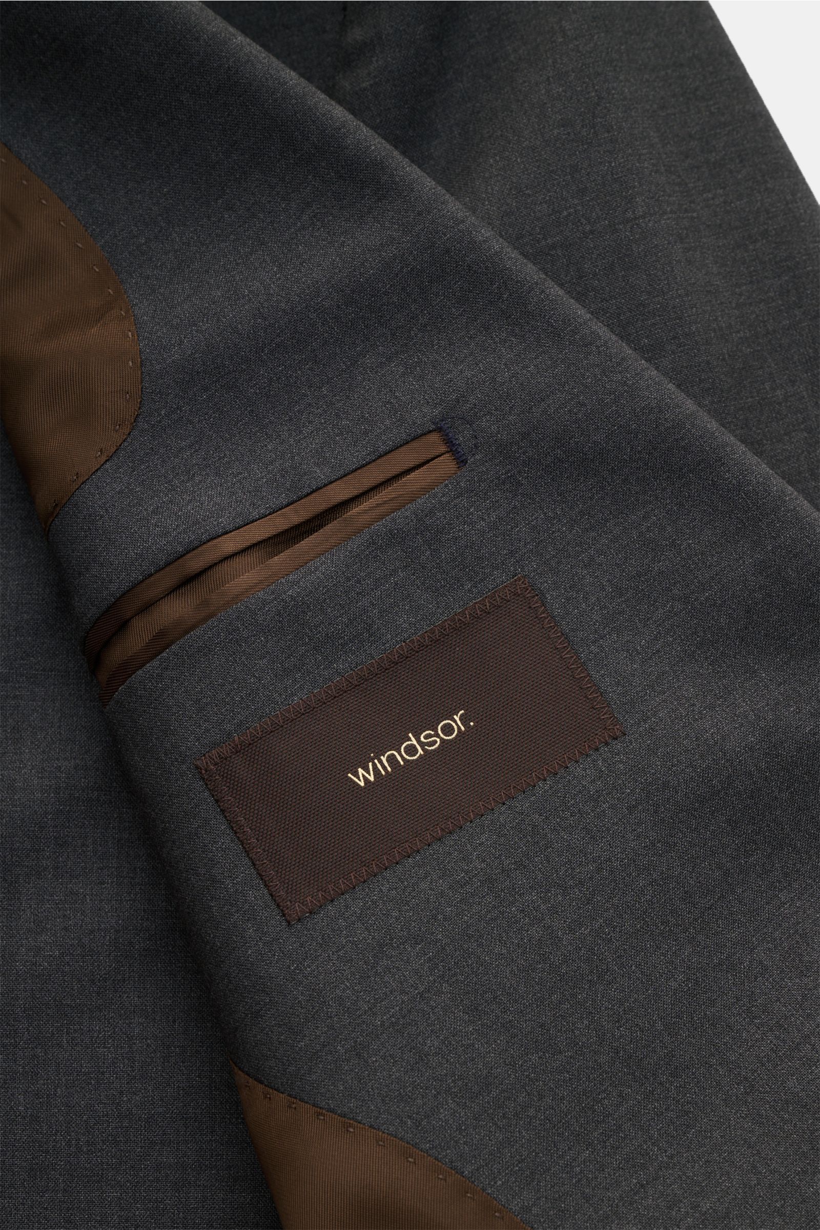 Windsor Sakko 'Sono' anthrazit meliert, Detailaufnahme innen mit braunen Ellenbogen-Patches, zwei Innentaschen, feine Wollqualität, Slim Fit, Unconstructed Design.