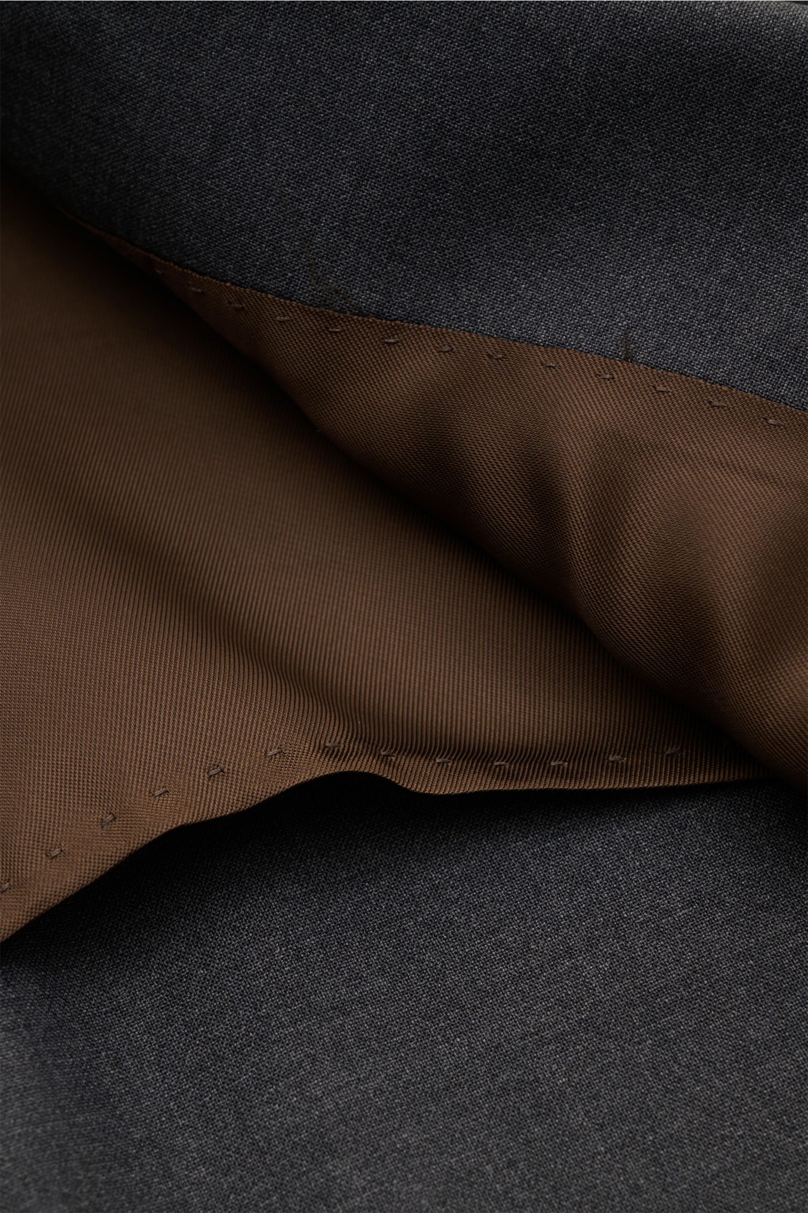 Windsor Sakko 'Sono' anthrazit meliert, Detailaufnahme von innen mit braunem Futter, feines Wollgewebe, elastisch, Slim Fit, klassischer Stil.