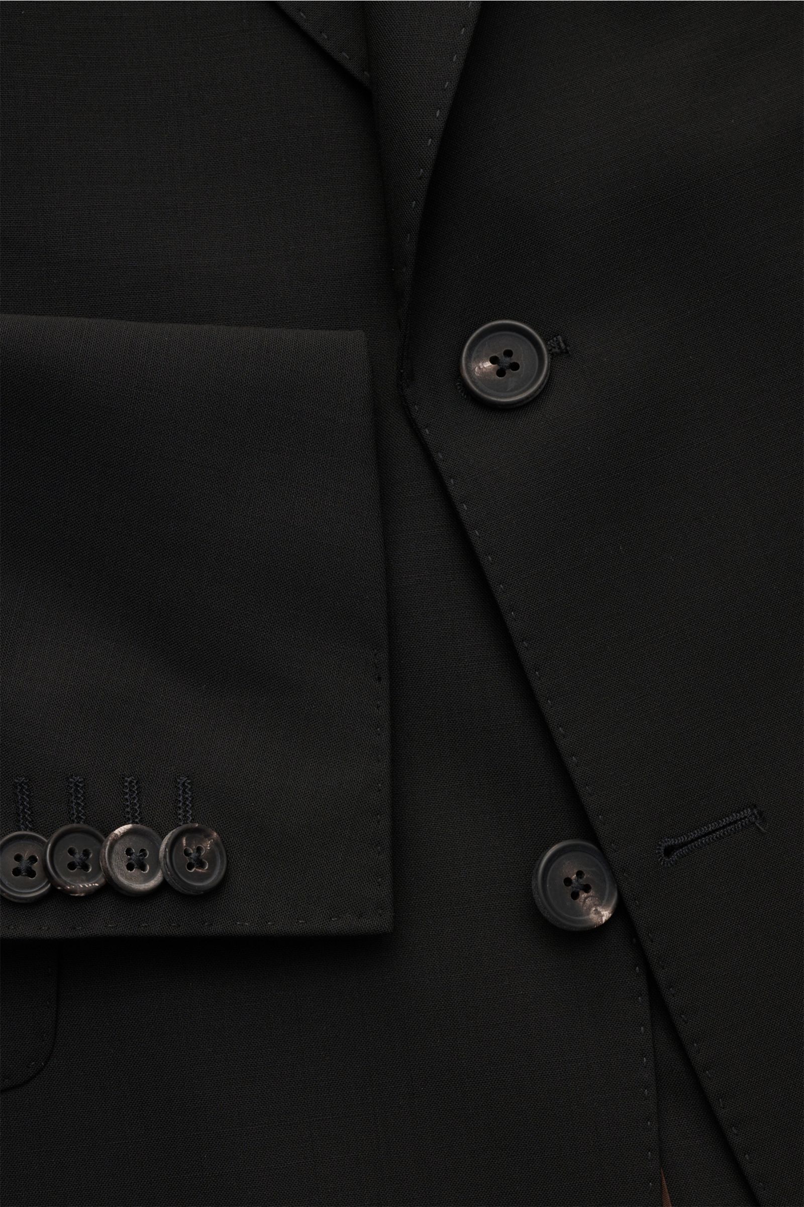 Windsor Sakko 'Sono' schwarz, Detailfoto von Knöpfen und Ärmel, feines Wollgewebe, Slim Fit, zwei Knöpfe, glatter Griff, elastische Qualität.
