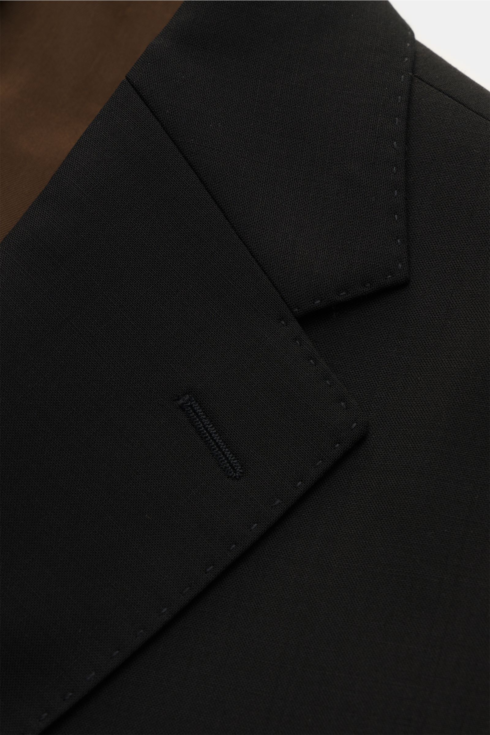 Windsor Sakko 'Sono' schwarz, Nahaufnahme des fallenden Revers aus feiner, elastischer Wolle mit glattem Griff, Slim Fit und Unconstructed Design.