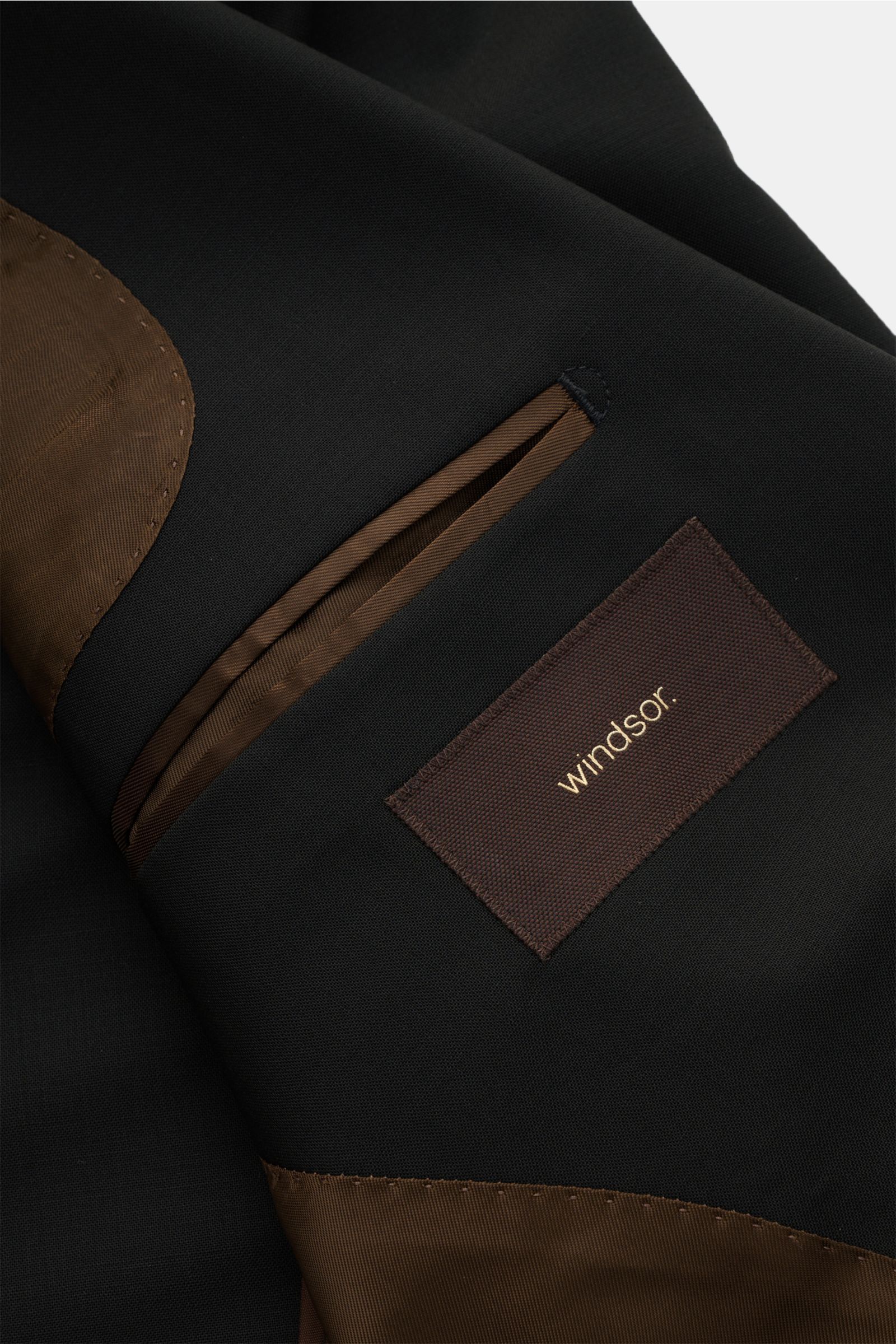 Innenansicht des Windsor Sakko 'Sono' schwarz, mit braunen Details, zwei Innentaschen und feinem Wollgewebe, Slim Fit.