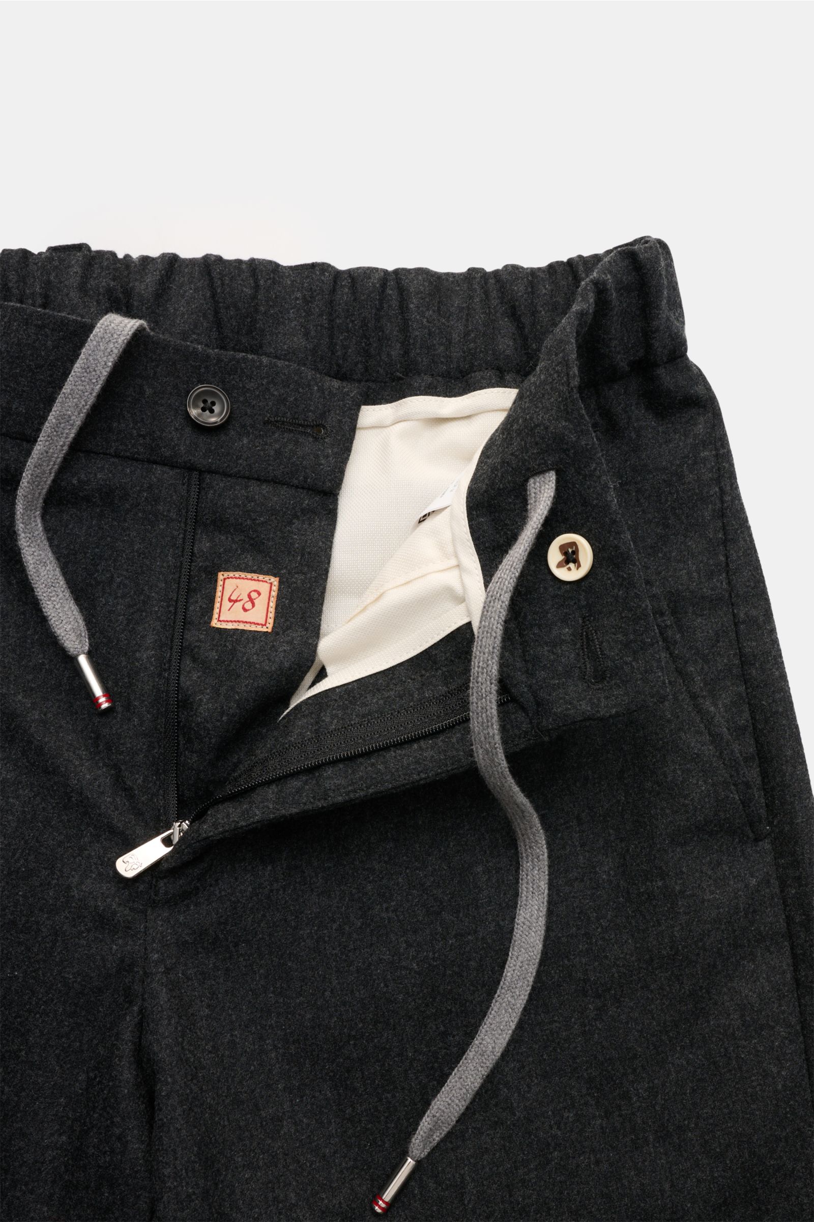 Detailaufnahme der Marco Pescarolo Woll-Jogpants 'Manu' anthrazit meliert von vorne, mit offenem Reißverschluss, Bundknopf, Tunnelzug und französischen Taschen.