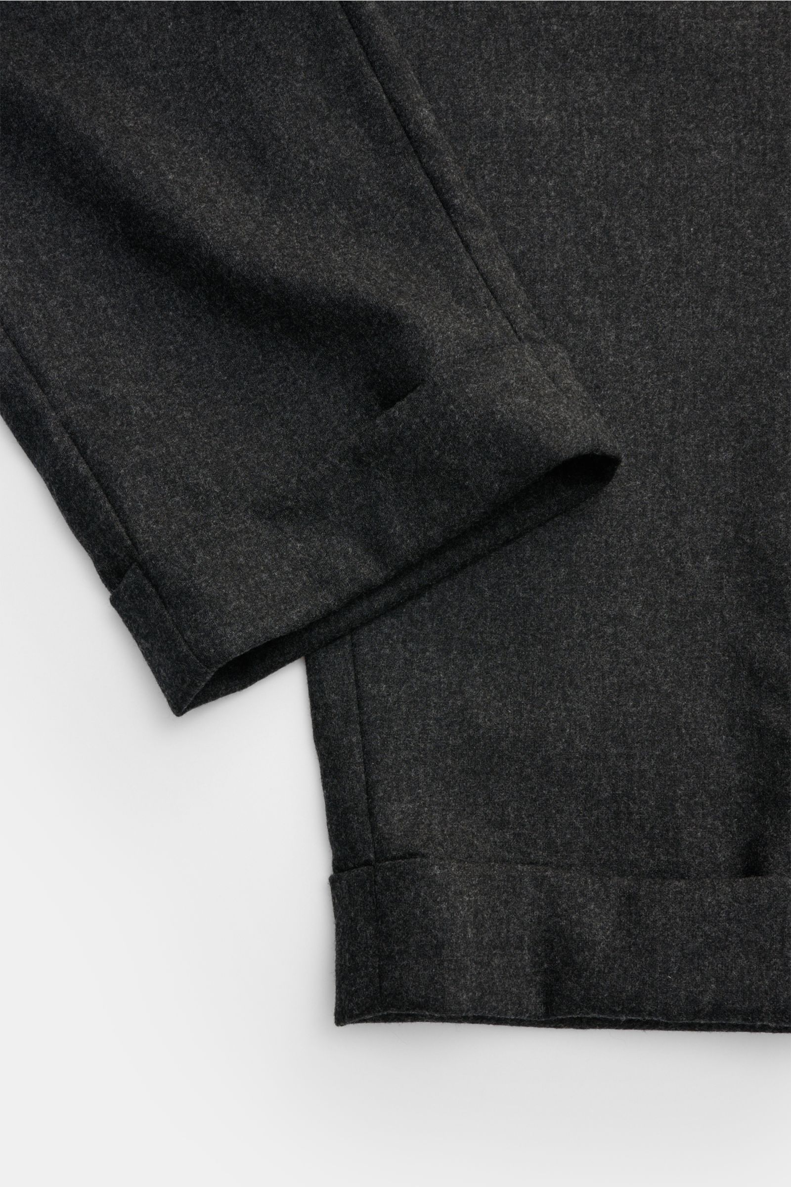 Marco Pescarolo Woll-Jogpants 'Manu' anthrazit meliert, Detailaufnahme von fixiertem Saumaufschlag und weichem Woll-Cashmere-Material, Regular Fit.