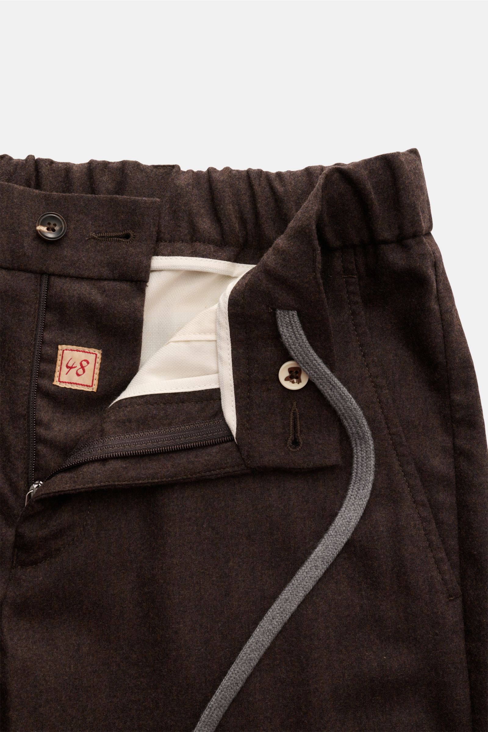 Marco Pescarolo Woll-Jogpants 'Manu' dunkelbraun, Nahaufnahme von Bund mit Reißverschluss, Knopf, elastischem Tunnelzug und französischer Tasche.