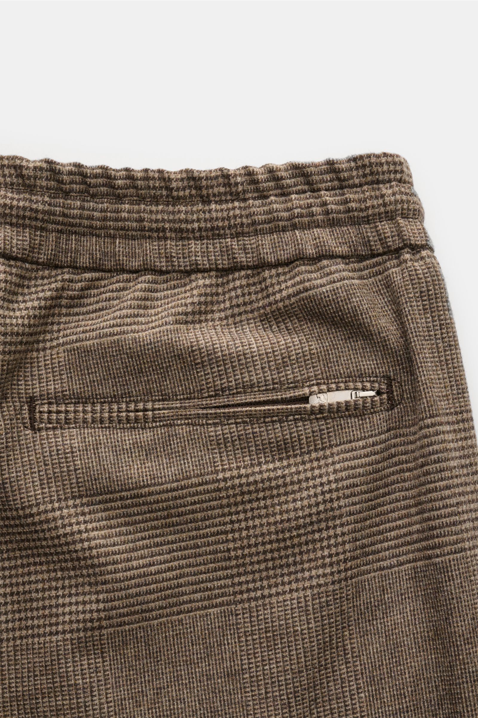 Close-up back view of Marco Pescarolo Jogpants 'Caracciolo' beige/graubraun kariert with elastic waistband, zippered pocket, and classic check pattern.  

Description: Die 'Caracciolo' von MARCO PESCAROLO ist eine stilvolle Neuinterpretation der klassi