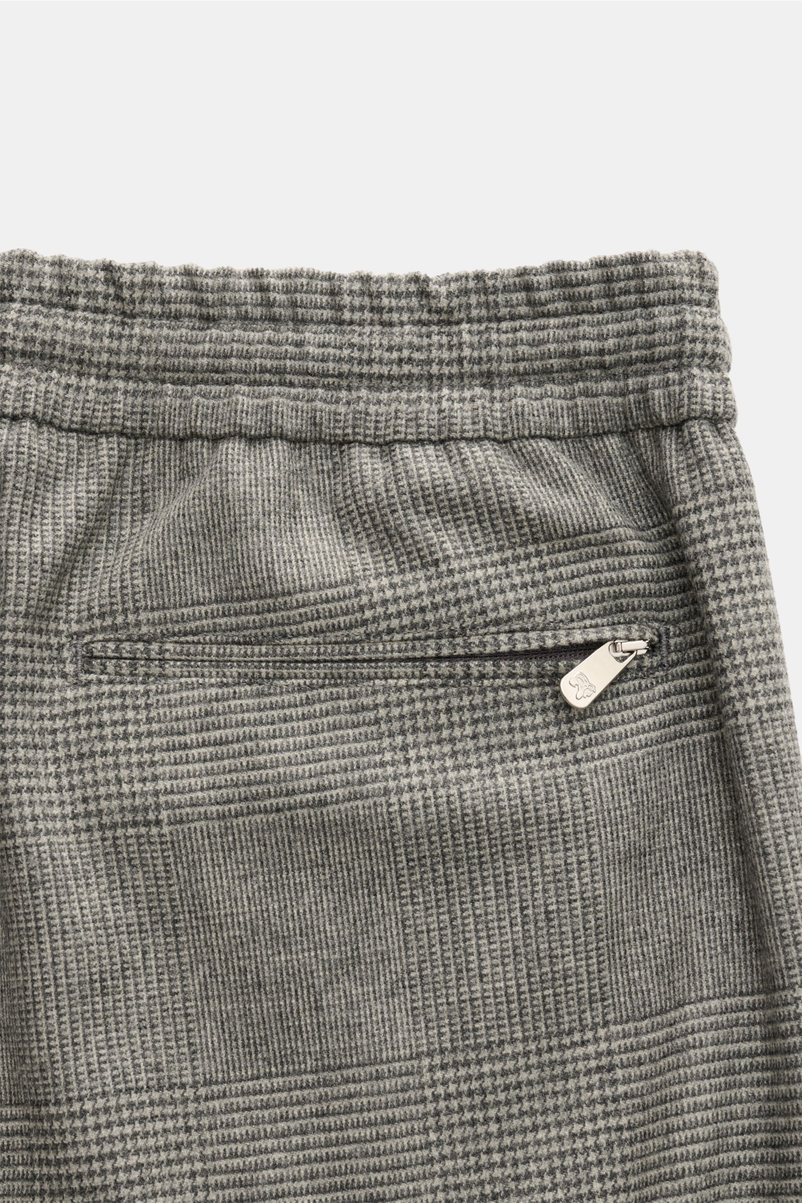 Marco Pescarolo Jogpants 'Caracciolo' hellgrau/dunkelgrau kariert, Detailansicht der Rückseite mit Reißverschlusstasche aus Schurwoll-Cashmere-Mix.