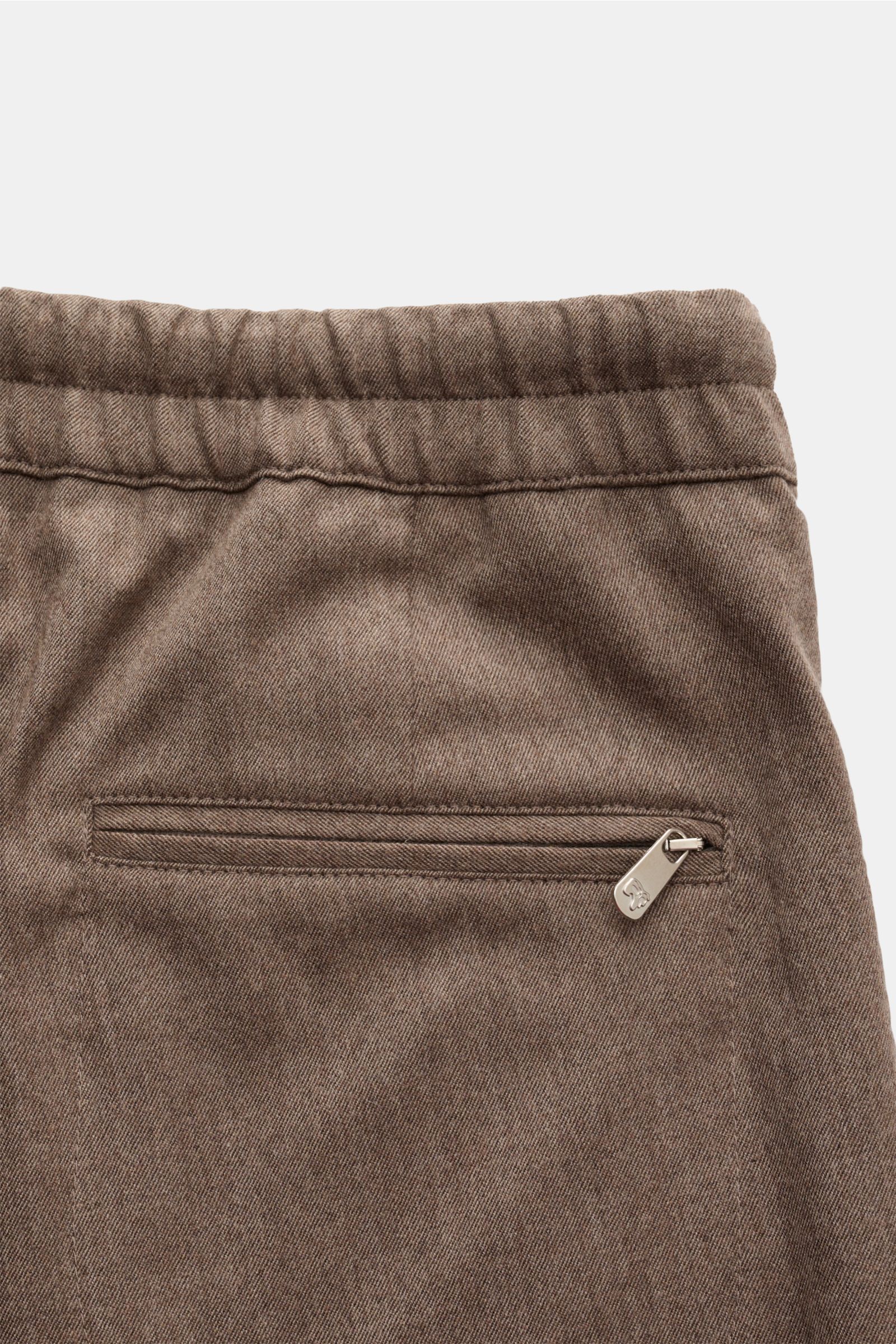 Close-up rear view of Marco Pescarolo Cashmere-Jogpants 'Varenne' graubraun meliert showing elastic waistband, zippered back pocket. 