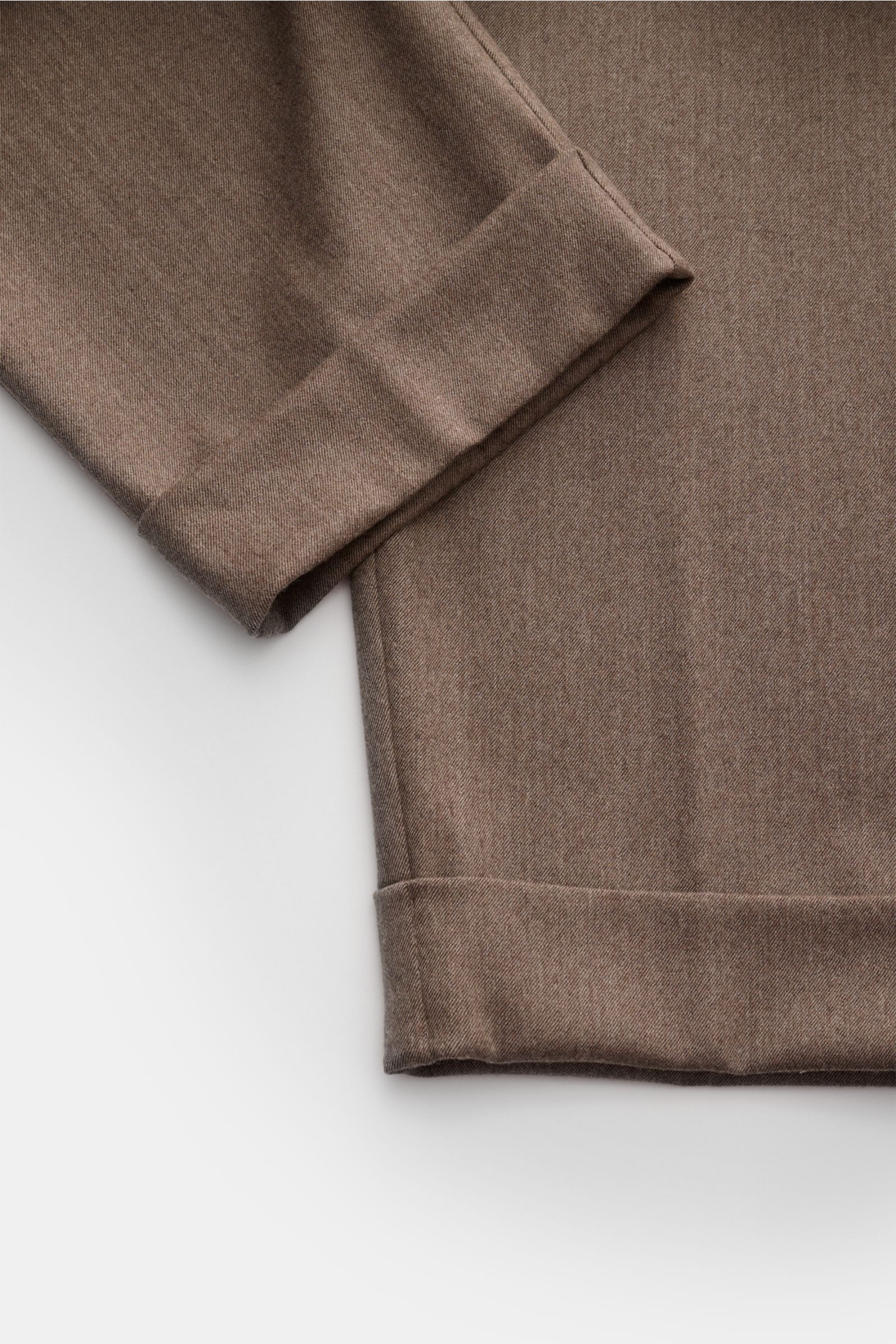 Close-up view of the cuff and lower leg of Marco Pescarolo Cashmere-Jogpants 'Varenne' graubraun meliert showing fine cashmere fabric with a soft, lightly elastic texture, tapered fit, ankle length, and fixed hem cuff details. 