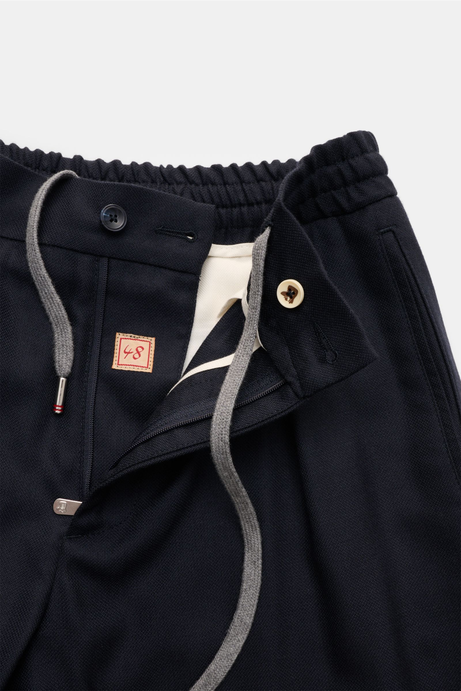 Marco Pescarolo Cashmere Jogpants 'Chiaia' navy, Nahaufnahme von vorne, reiner Cashmere, softer Griff, leichte Qualität, Regular Fit, Reißverschluss, Bundknopf, elastischer Bund mit Tunnelzug, hohe Bundhöhe, paspelierte Taschen, einfache Bundfalte, offene
