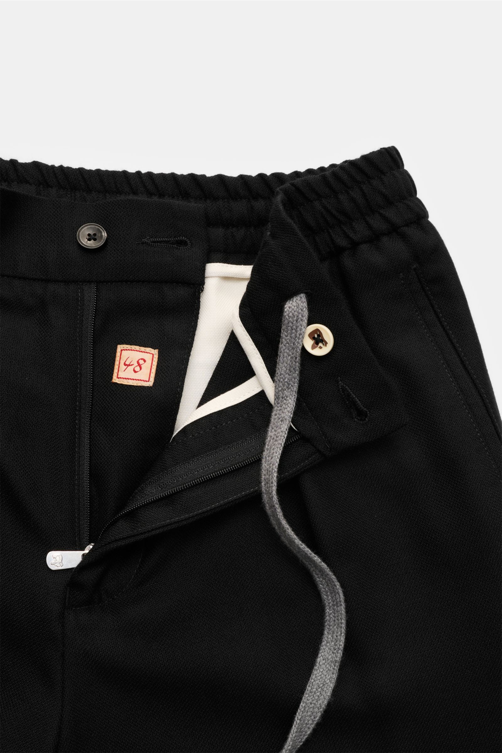 Marco Pescarolo Cashmere Jogpants 'Chiaia' schwarz, Detailansicht von oben, reiner Cashmere, softer Griff, leichte Qualität, feiner Strukturjersey, Regular Fit, Reißverschluss, Bundknopf, elastischer Bund mit Tunnelzug, hohe Bundhöhe, paspelierte Hüft- un