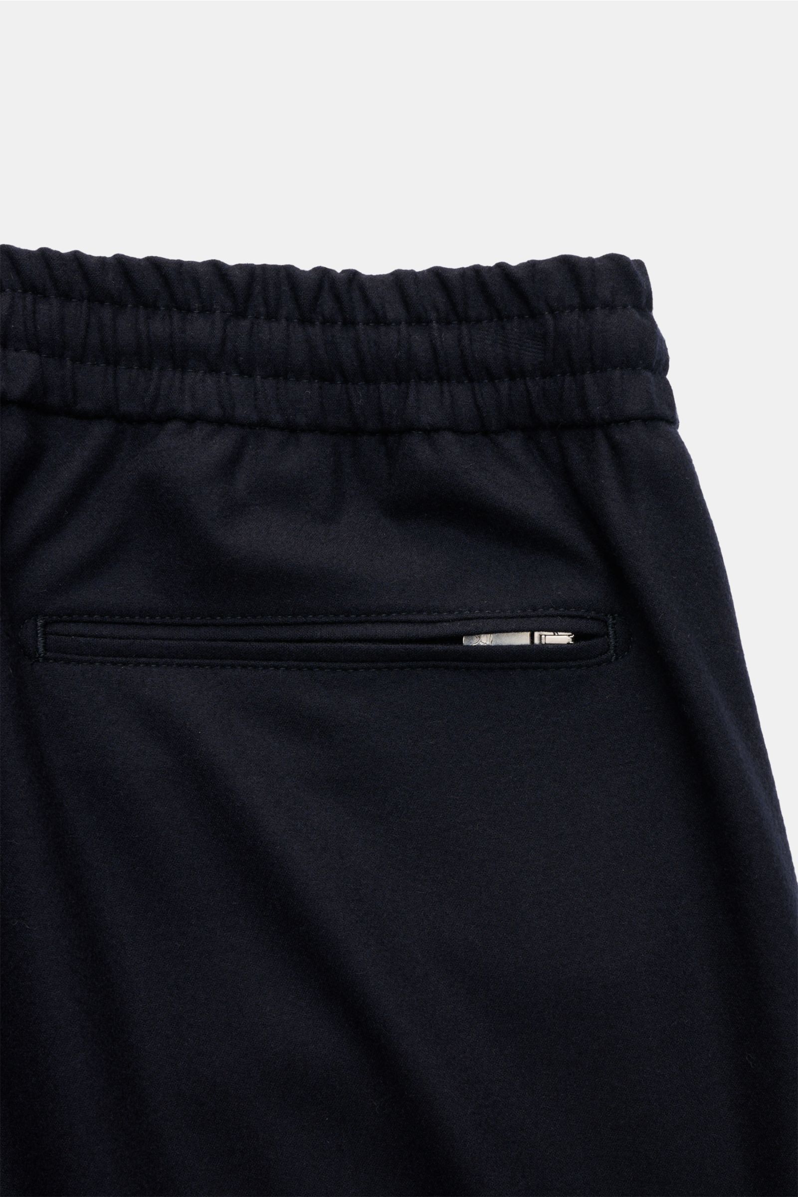 Marco Pescarolo Cashmere Jogpants 'Caracciolo' navy, Detailaufnahme Rückansicht mit elastischem Bund, paspelierter Tasche und Reißverschluss.