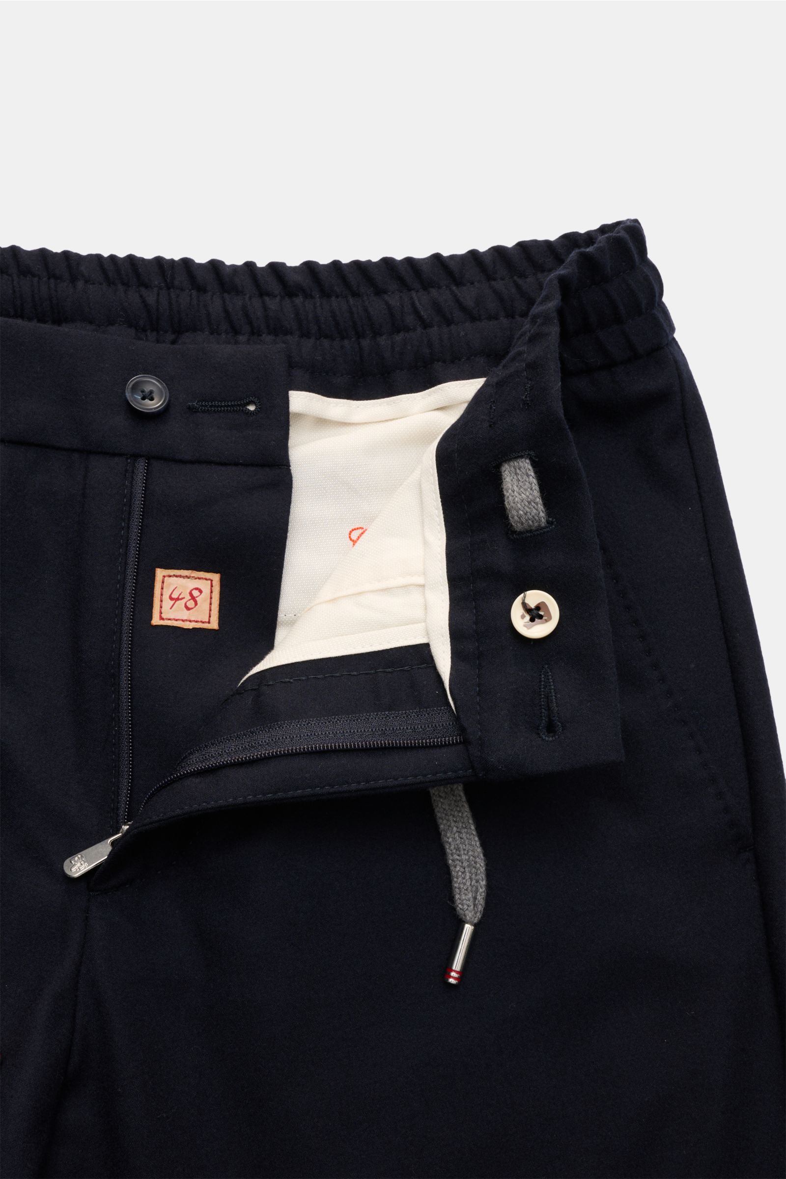Marco Pescarolo Cashmere Jogpants 'Caracciolo' navy, Detailaufnahme Front mit Reißverschluss, Bundknopf, elastischem Bund und Tunnelzug.