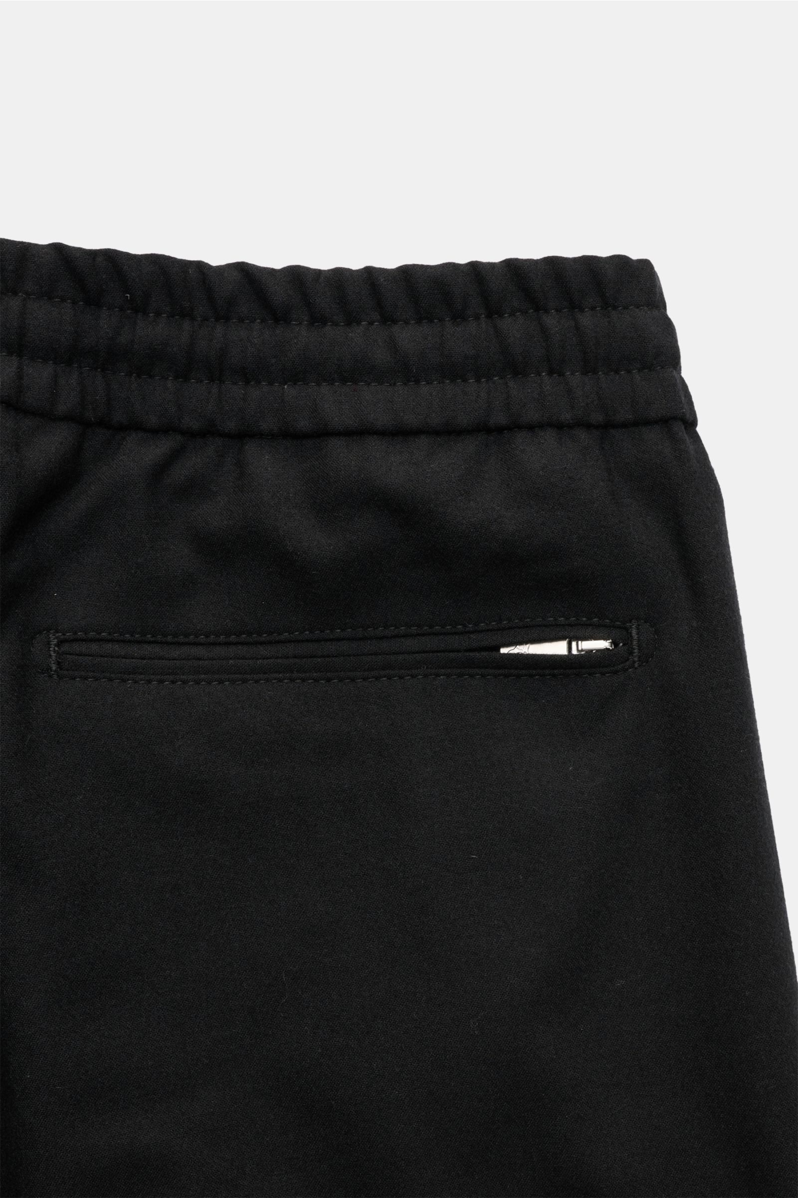 Marco Pescarolo Cashmere Jogpants 'Caracciolo' schwarz, Detailaufnahme der Rückseite mit paspelierter Reißverschlusstasche und elastischem Bund.