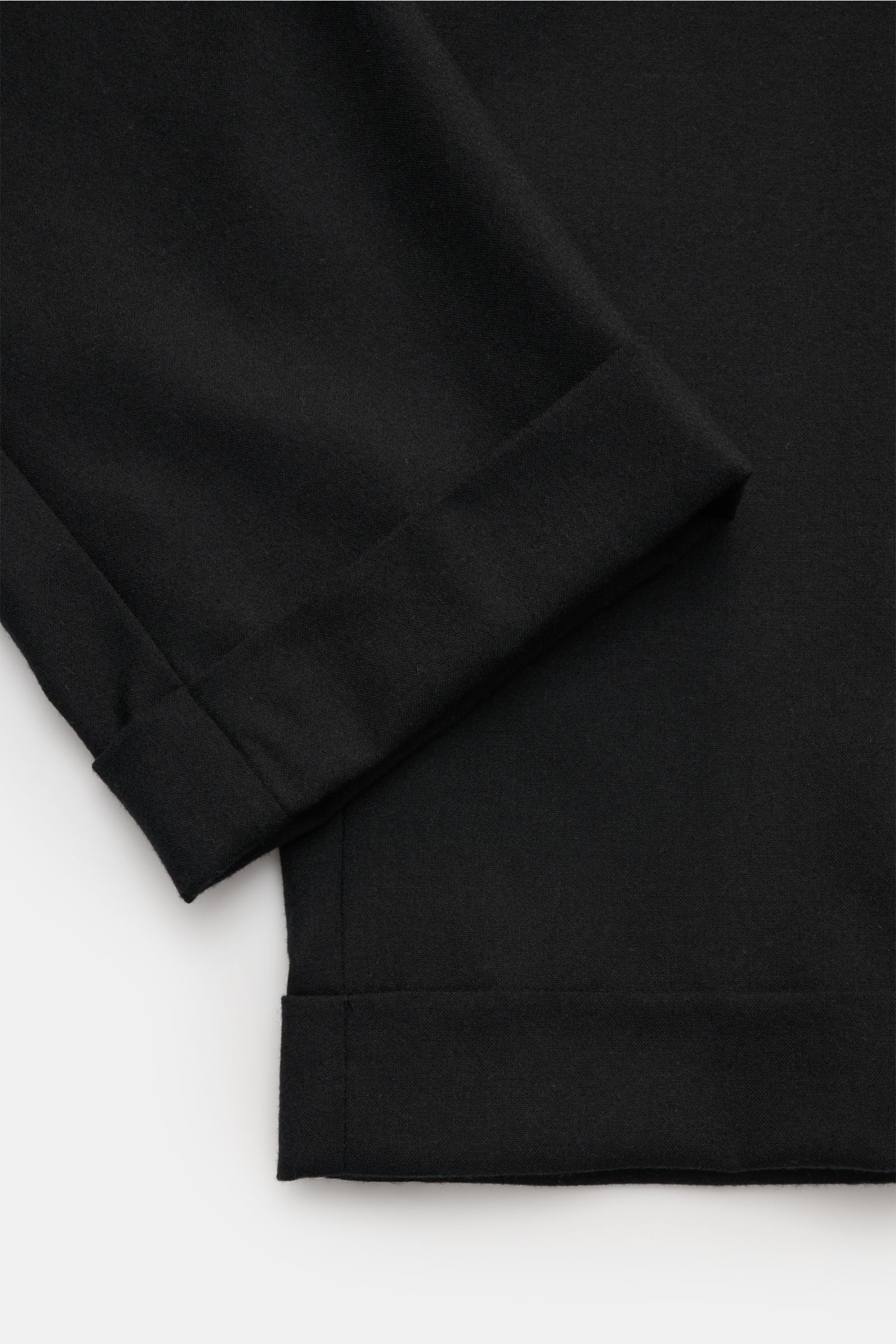 Marco Pescarolo Cashmere Jogpants 'Caracciolo' schwarz in Nahaufnahme von unten, schmal zulaufend mit fixiertem Saumaufschlag aus geschmeidigem Cashmere.