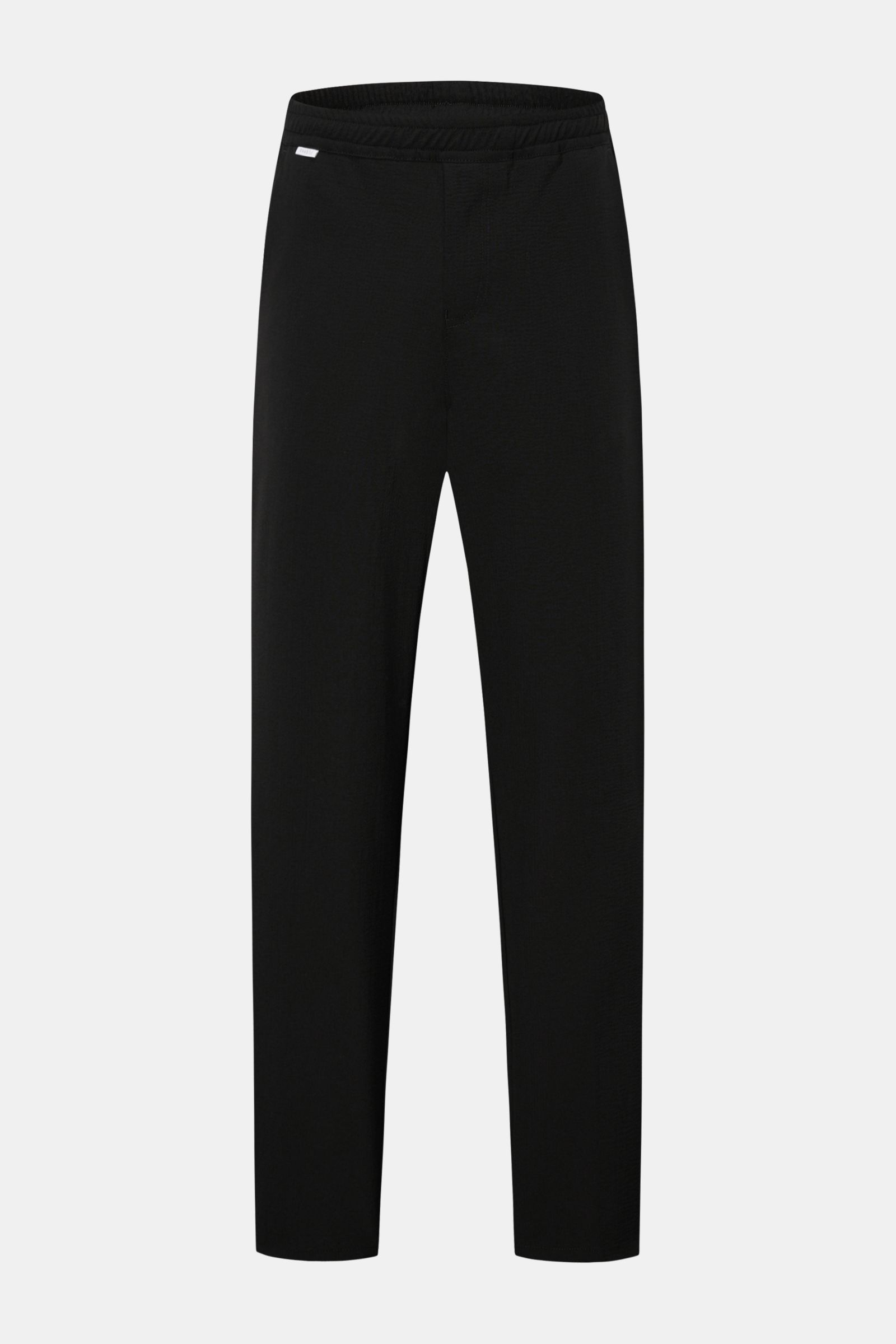 Front view of the 04651/ A trip in a bag Seersucker-Hose schwarz, black tapered fit pants made of seersucker wool and microfiber, featuring material-typical texture, regular thigh width, shortened leg length, elastic waistband with internal drawstring, Fr