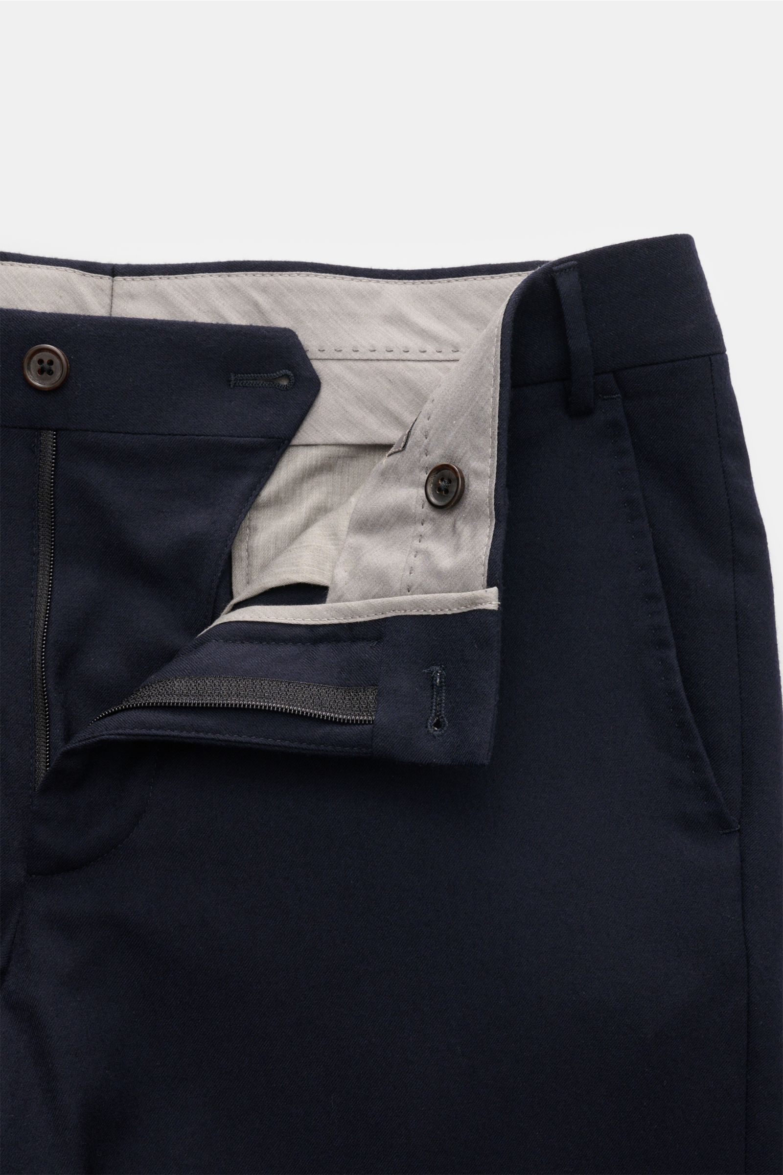 Close-up front view of Corneliani Wollhose navy, showing zipper, waistband buttons, and pocket details. Flanell aus reiner Schurwolle, softer Griff, Slim Fit, leicht schmal zulaufend, Reißverschluss und Bundknöpfe, französische Taschen, Gesäßtaschen mit K