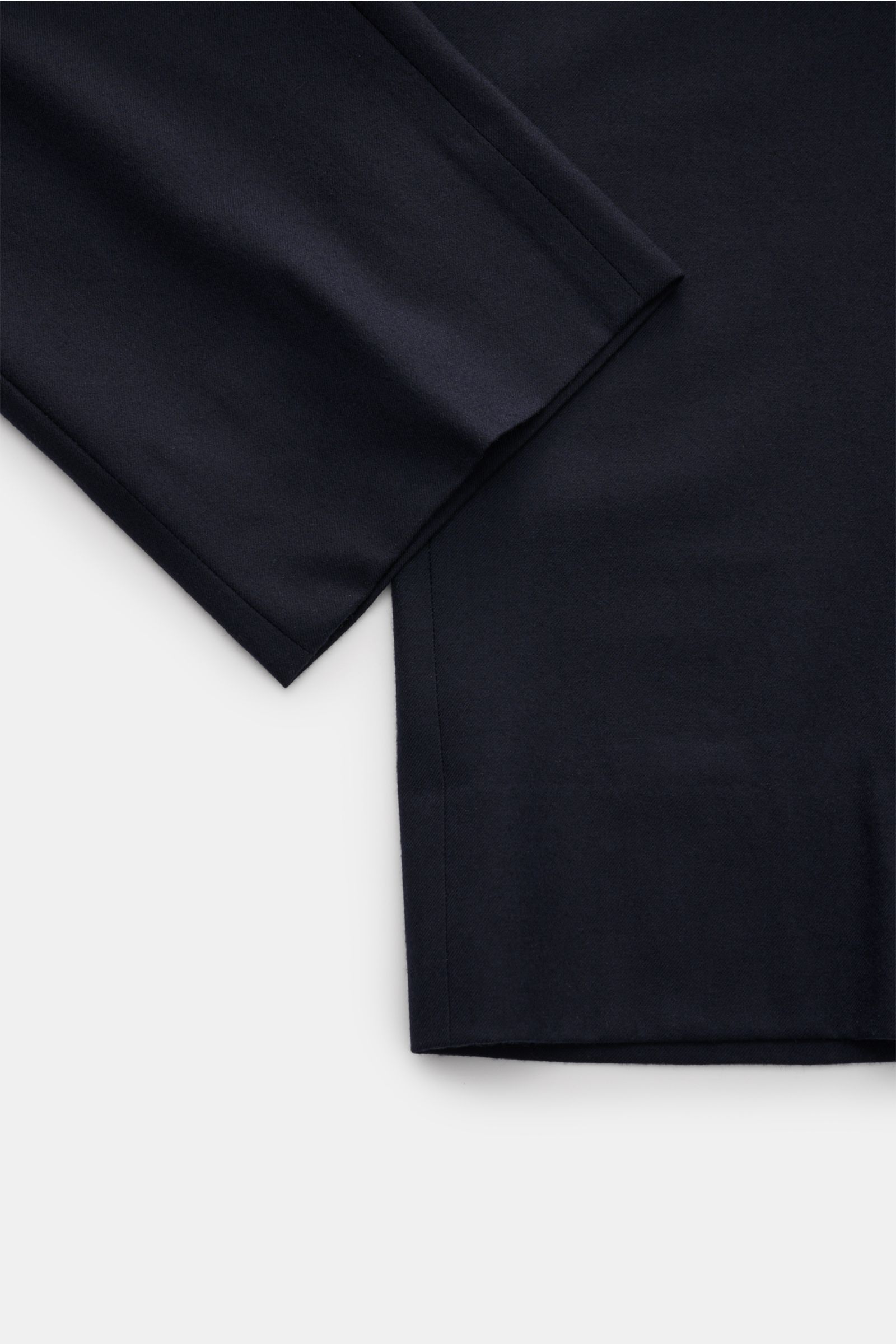 Close-up view of the Corneliani Wollhose navy showing the bottom leg area, made of flannel from pure virgin wool, softer grip, slim fit, slightly tapered, with zipper and waistband buttons, French pockets, and buttoned back pockets.