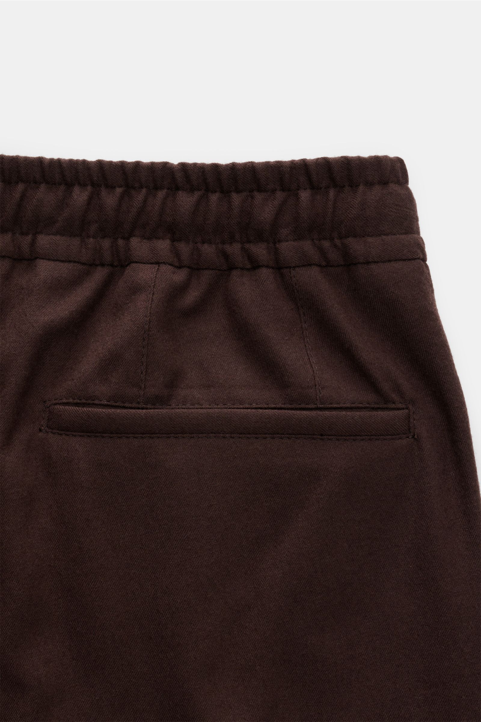 Corneliani Woll-Jogpants dunkelbraun aus reiner Schurwolle, softer Griff, Regular Fit, schmal zulaufend, elastischer Bund mit Tunnelzug, Leistentaschen, Detailrückansicht.