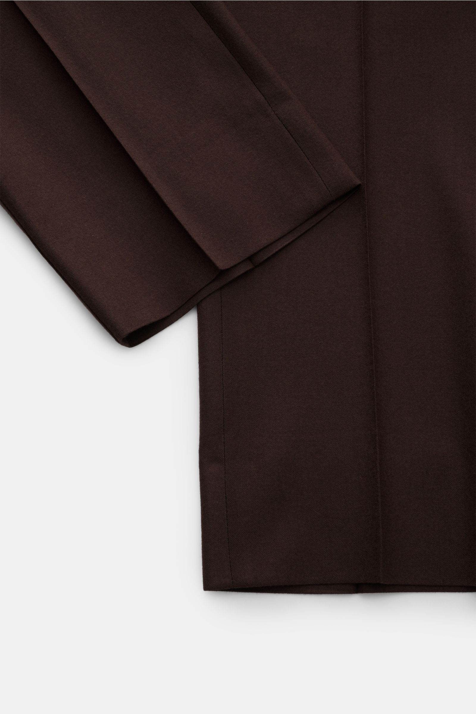 Corneliani Woll-Jogpants dunkelbraun aus reiner Schurwolle, softer Griff, Regular Fit, leicht schmal zulaufend, mit Reißverschluss, Bundknopf, elastischem Tunnelzugbund, schrägen Leistentaschen und Gesäßtaschen, Detailaufnahme von unten.