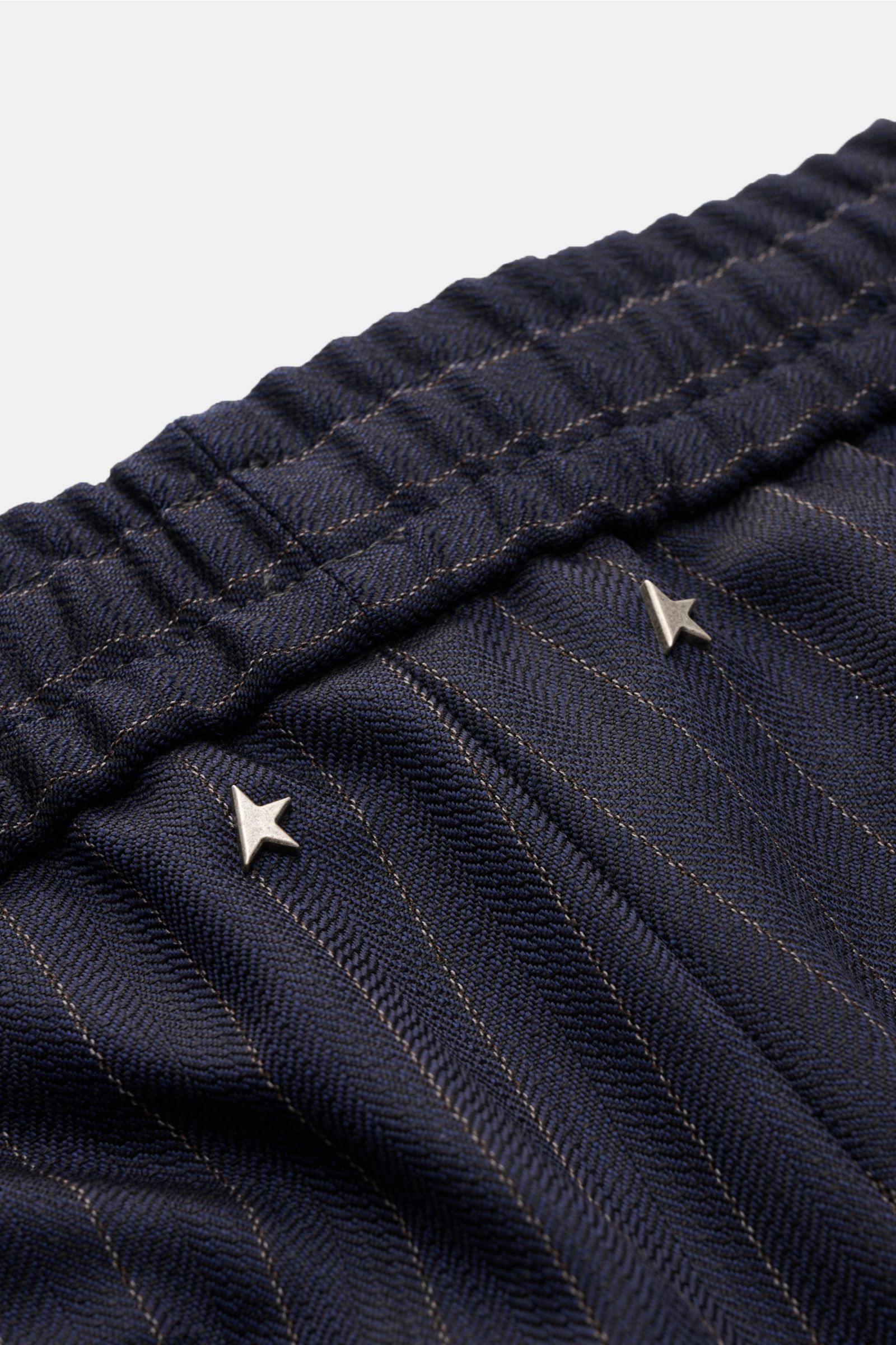 Nahaufnahme der Golden Goose Woll-Jogpants navy/beige gestreift, elastischer Bund, Nadelstreifen, Nieten-Detail, französische Taschen.