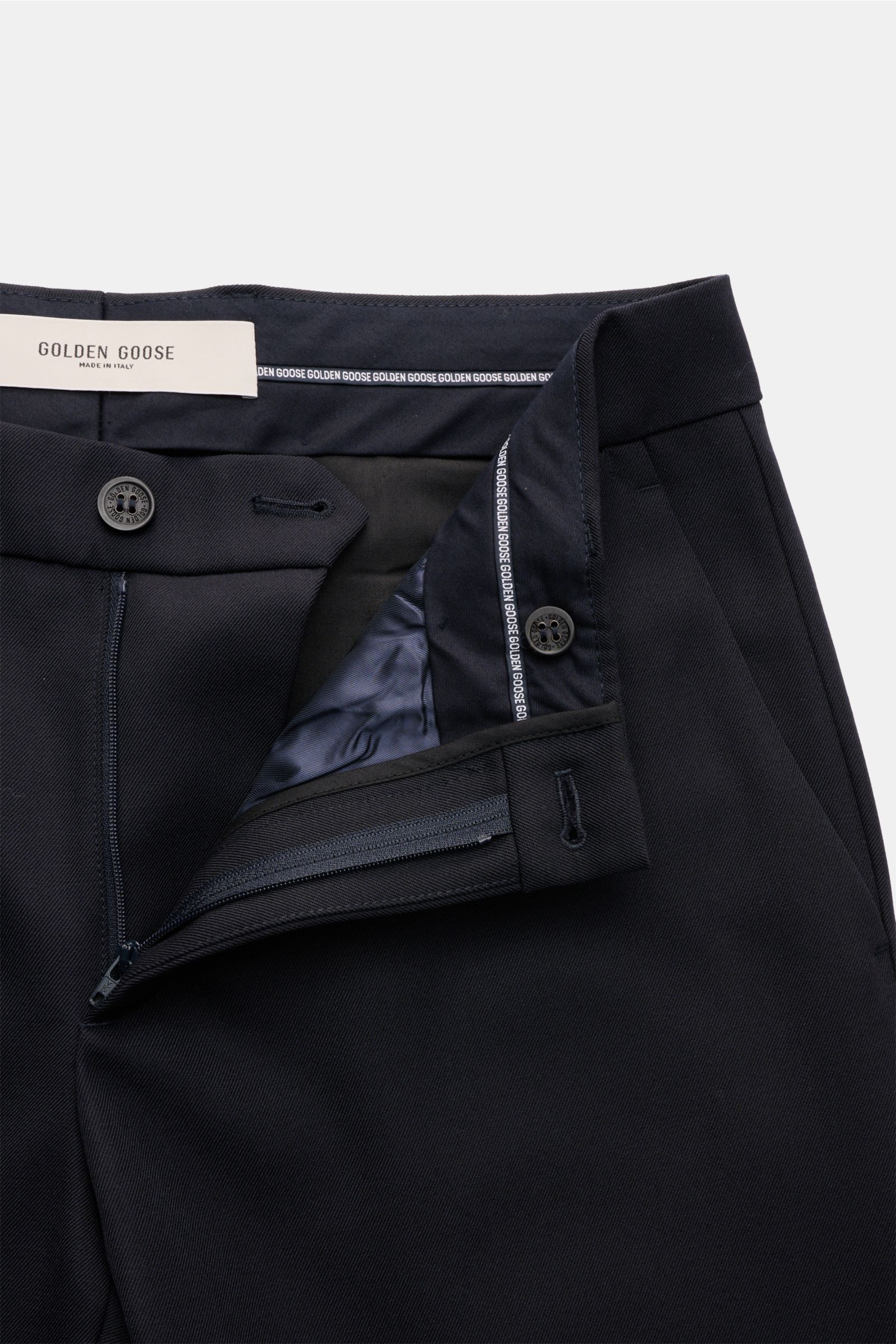 Golden Goose Hose dark navy, Detailaufnahme von oben, glatter Griff, Reißverschluss, Bundknopf, Nieten-Detail, Mix Schurwolle/Microfaser.