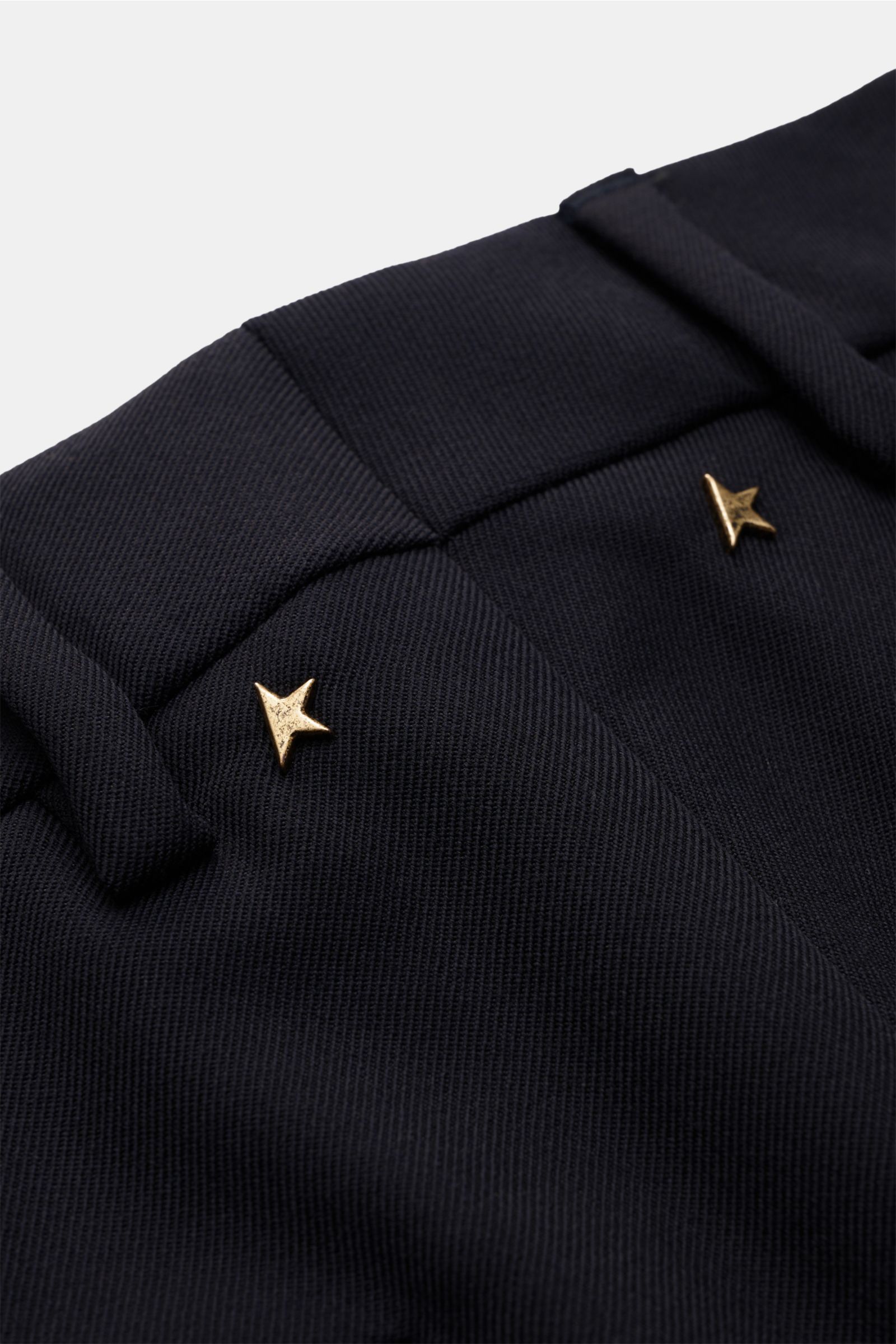 Nahaufnahme der Golden Goose Hose dark navy aus Schurwolle-Mix mit Nieten-Detail am Bund, fotografiert von oben schräg.