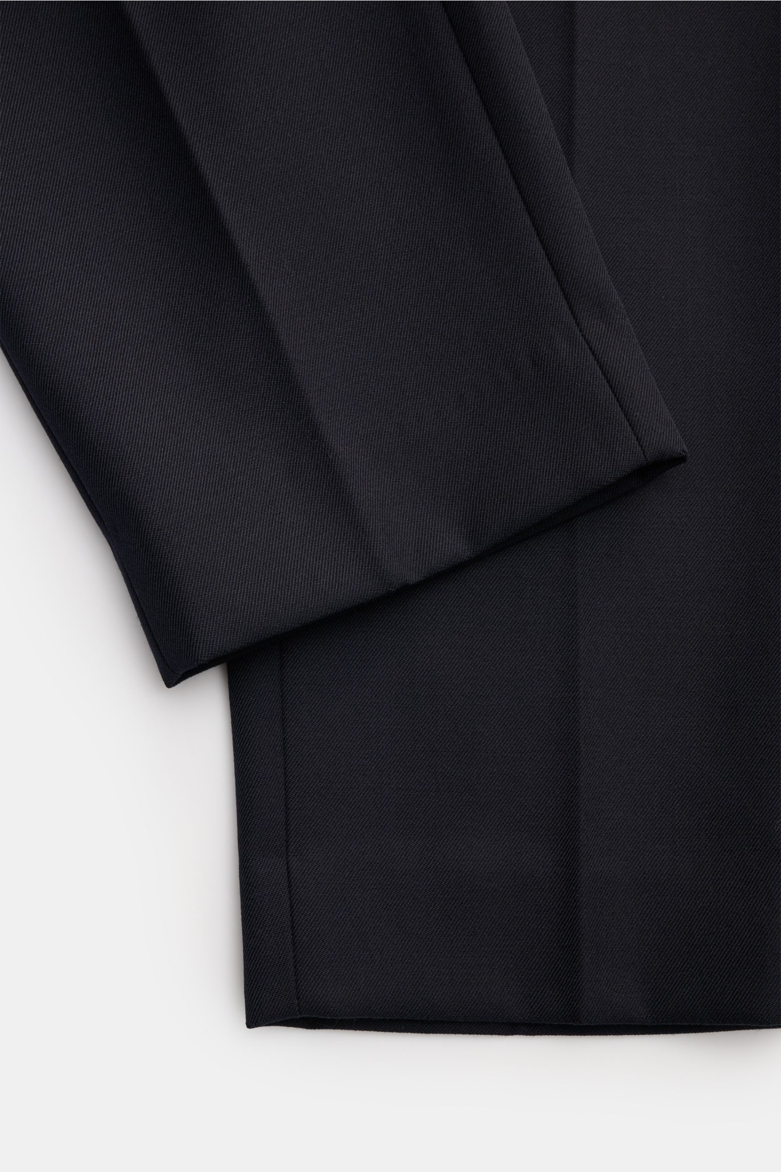 Golden Goose Hose dark navy, Detailaufnahme von unten, kurze, sehr schmal zulaufende Wollhose mit Bundknopf, Reißverschluss, französischen Taschen.