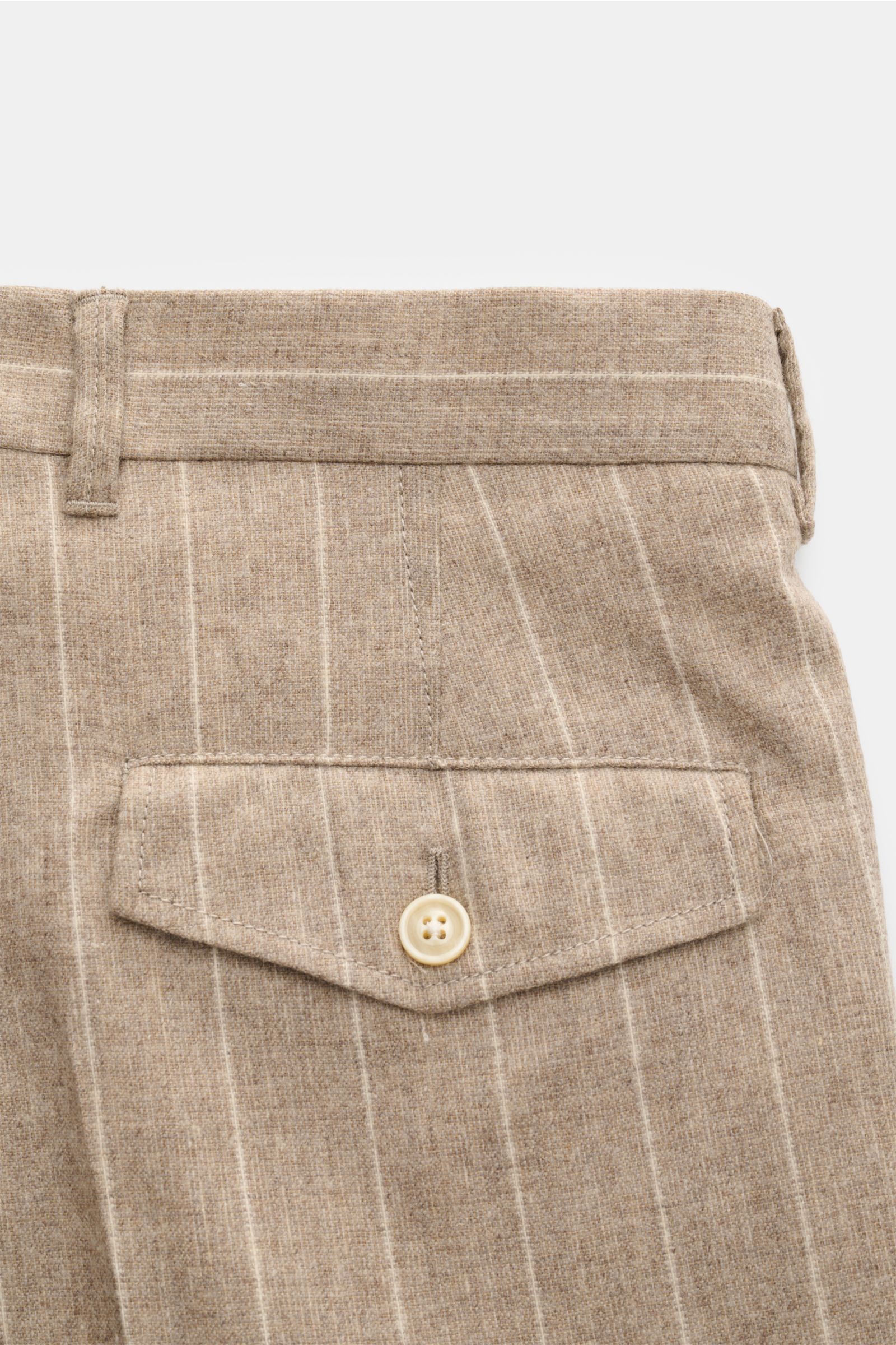 Close-up rear view of Windsor Hose 'Sapo' beige gestreift with chalk stripes, buttoned flap pocket, tapered fit, wool-cashmere blend, cropped length.