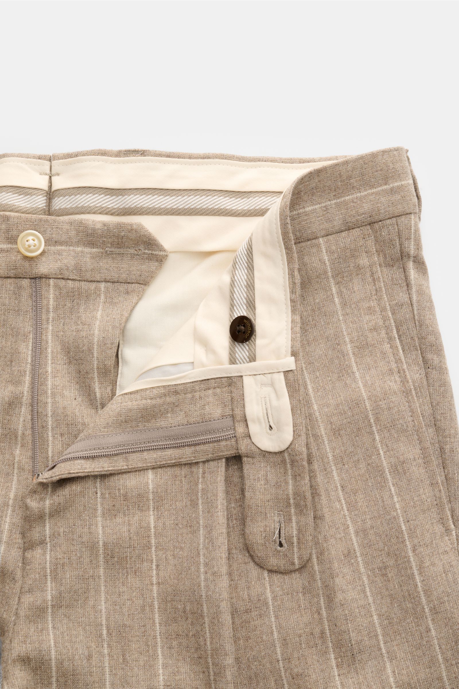 Close-up front view of Windsor Hose 'Sapo' beige gestreift with chalk stripes, zipper, button closure, and wool-cashmere blend fabric.